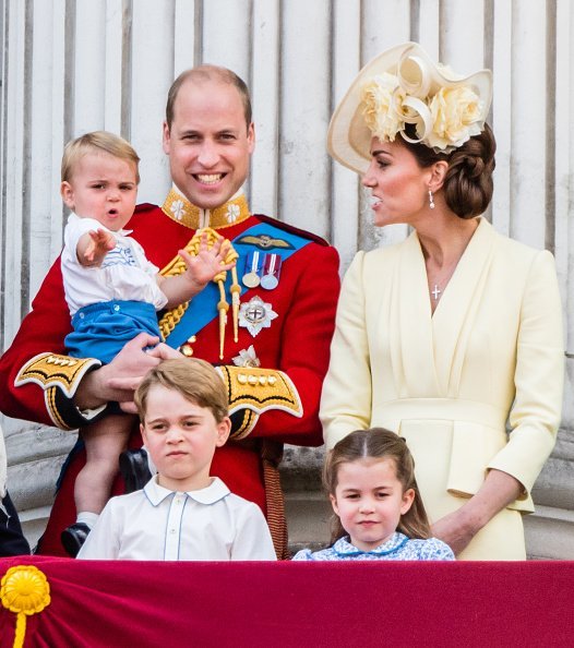  Prince Louis, Prince George, Prince William, Duke of Cambridge, Princess Charlotte and Catherine, Duchess of Cambridge on the balcony.| Photo: Getty Images.