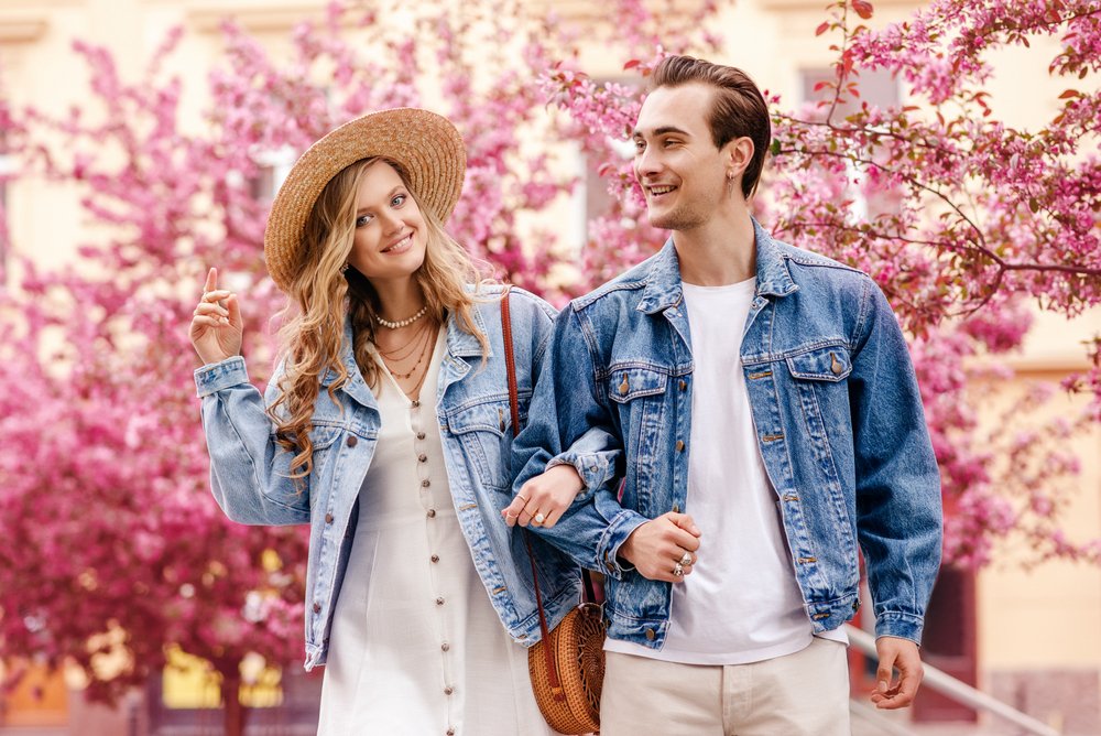 Couple en vestes jeans. | Photo : Shutterstock