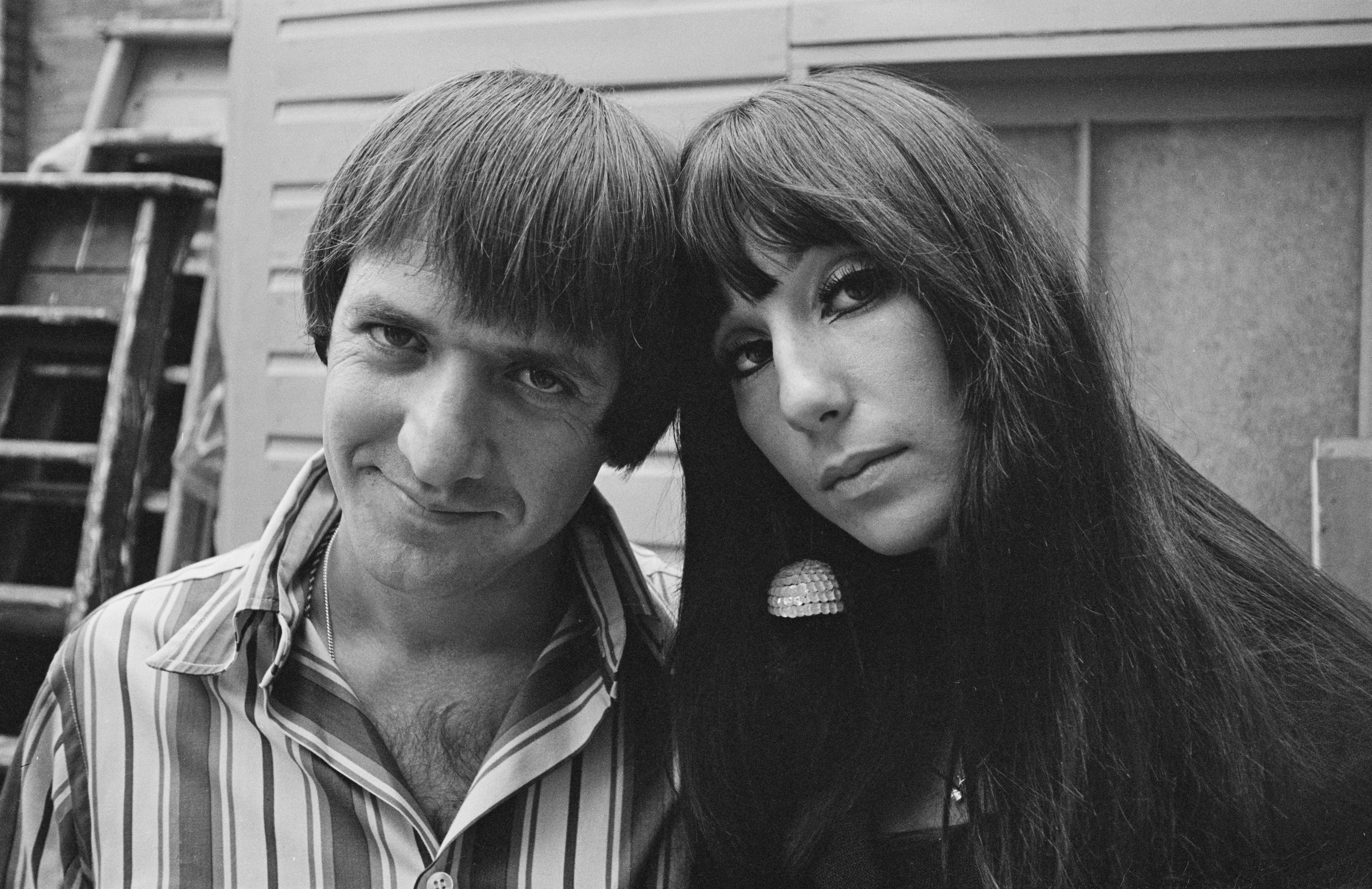 Sonny Bono and Cher in London on August 26, 1966 | Source: Getty Images