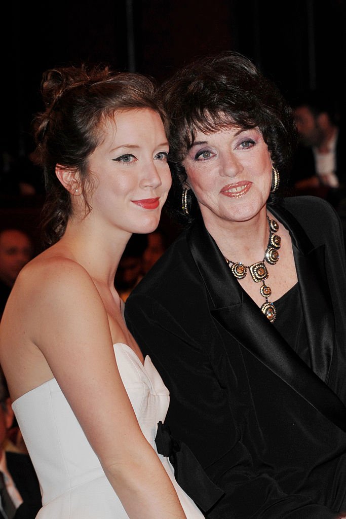 Sara Giraudeau avec sa mère Anny Duperey lors de la 23e cérémonie des Molières, qui s'est tenue au Théâtre de Paris. І Source : Getty Images