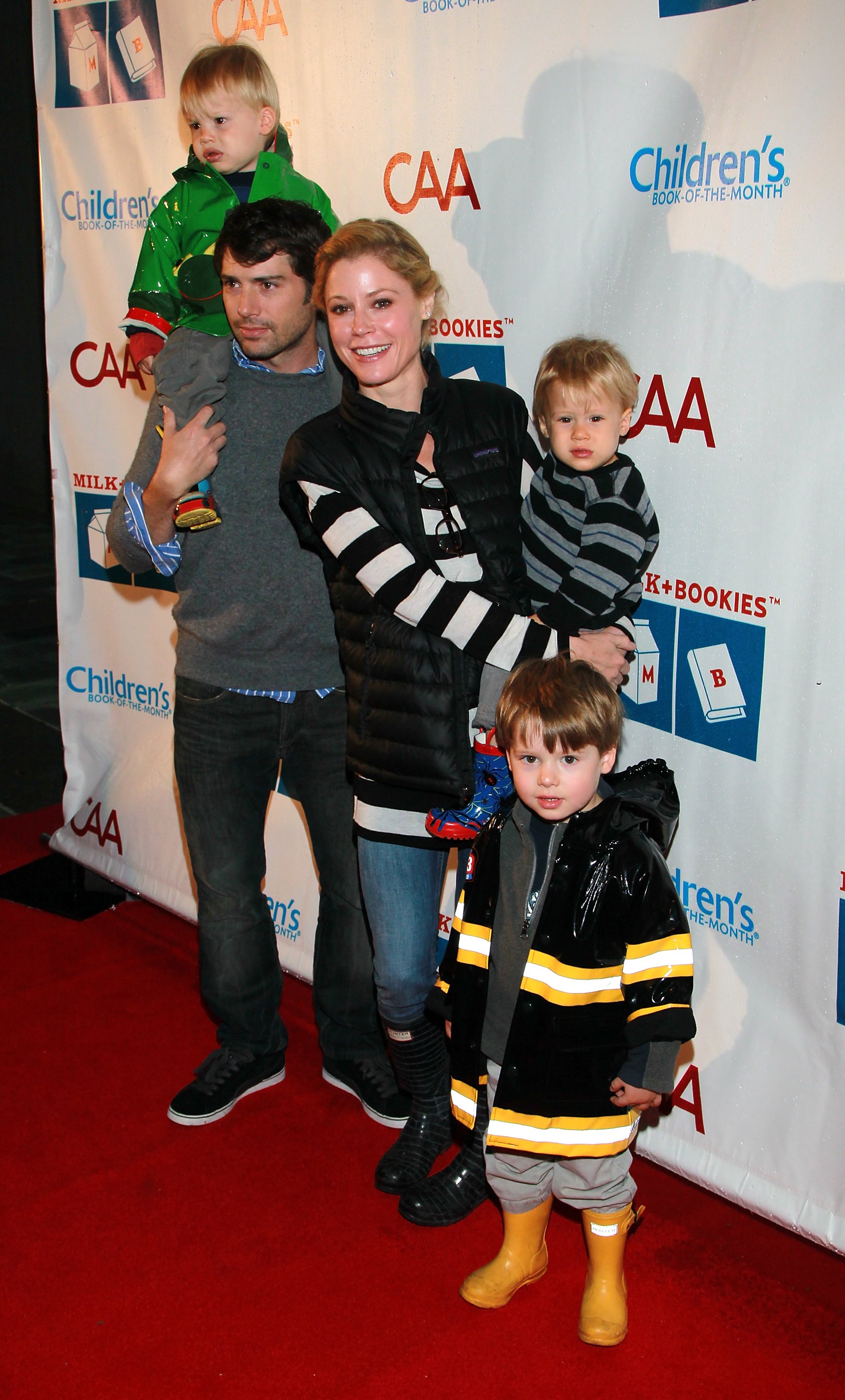 Julie Bowen, her  ex-husband Scott Phillips and sons, Gus Phillips (on shoulders), John Phillips and Oliver Phillips (standing) at the 2nd Annual Milk + Bookies Story Time Celebration in Los Angeles in 2011 | Source: Getty Images