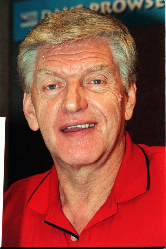 L'acteur David Prowse qui a joué Dark Vador dans la triogie originale des films Star Wars, lors de l'ouverture de Collect '99 au Wembley Exhibition Centre à Londres | Photo : Getty Images
