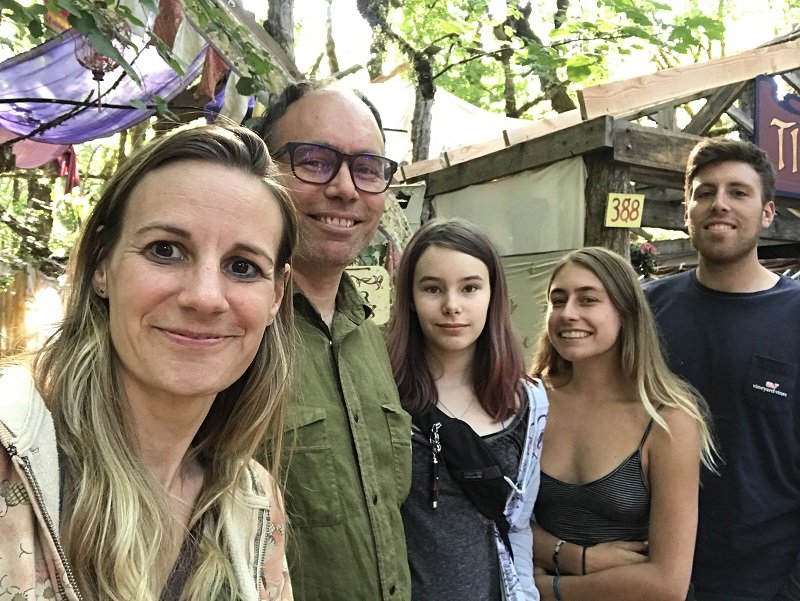 Jessica, Alice, Aaron, and two of his children in Oregon in 2017 | Photo: Courtesy of Jessica Share