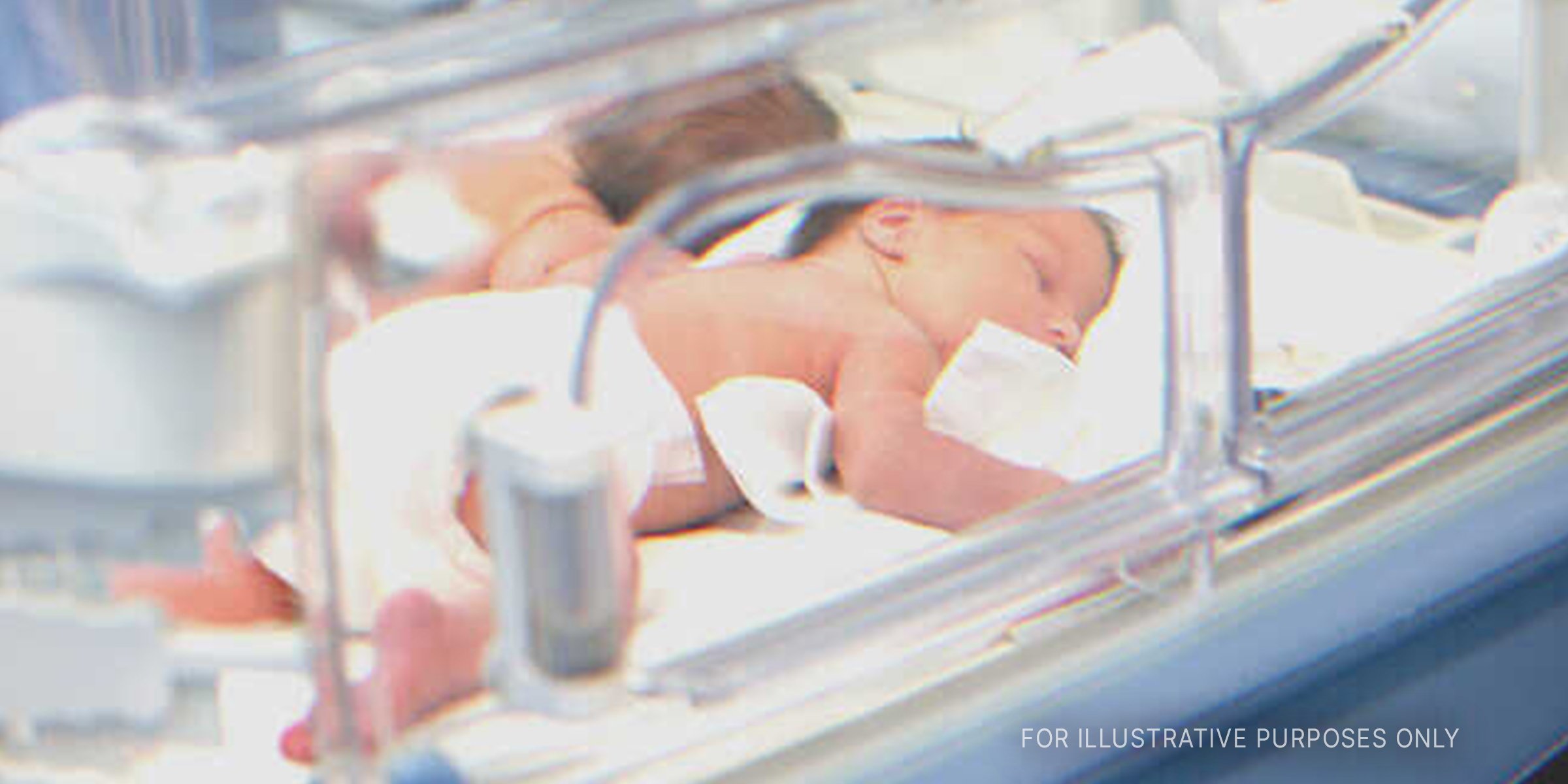 Newborn baby in an incubator | Source: Shutterstock