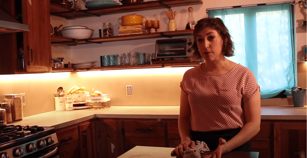 "The Big Bang Theory" star in her kitchen | Source: YouTube/Mayim Bialik