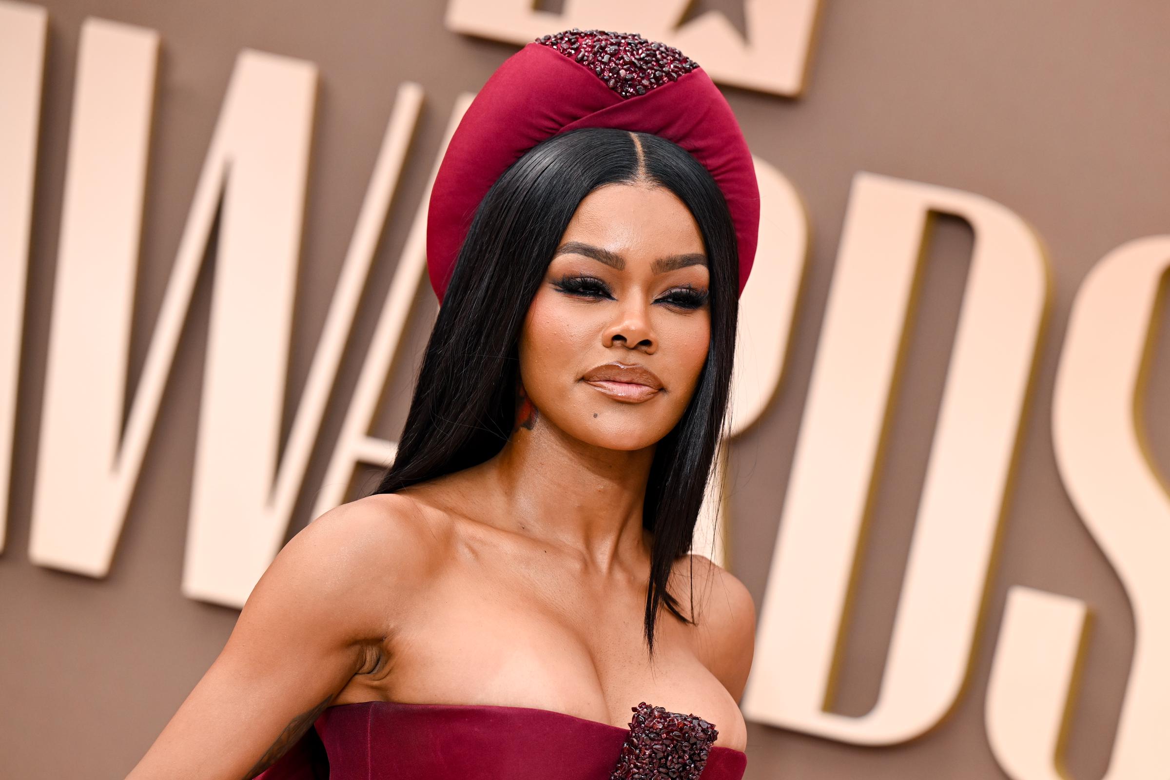 This close-up gives a better look at Taylor's matching headpiece and sleek hairstyle. While many people talked about the dress, others praised her beauty look, with one Instagram user writing, "Her wig is how it should be done😍😍😍." | Source: Getty Images