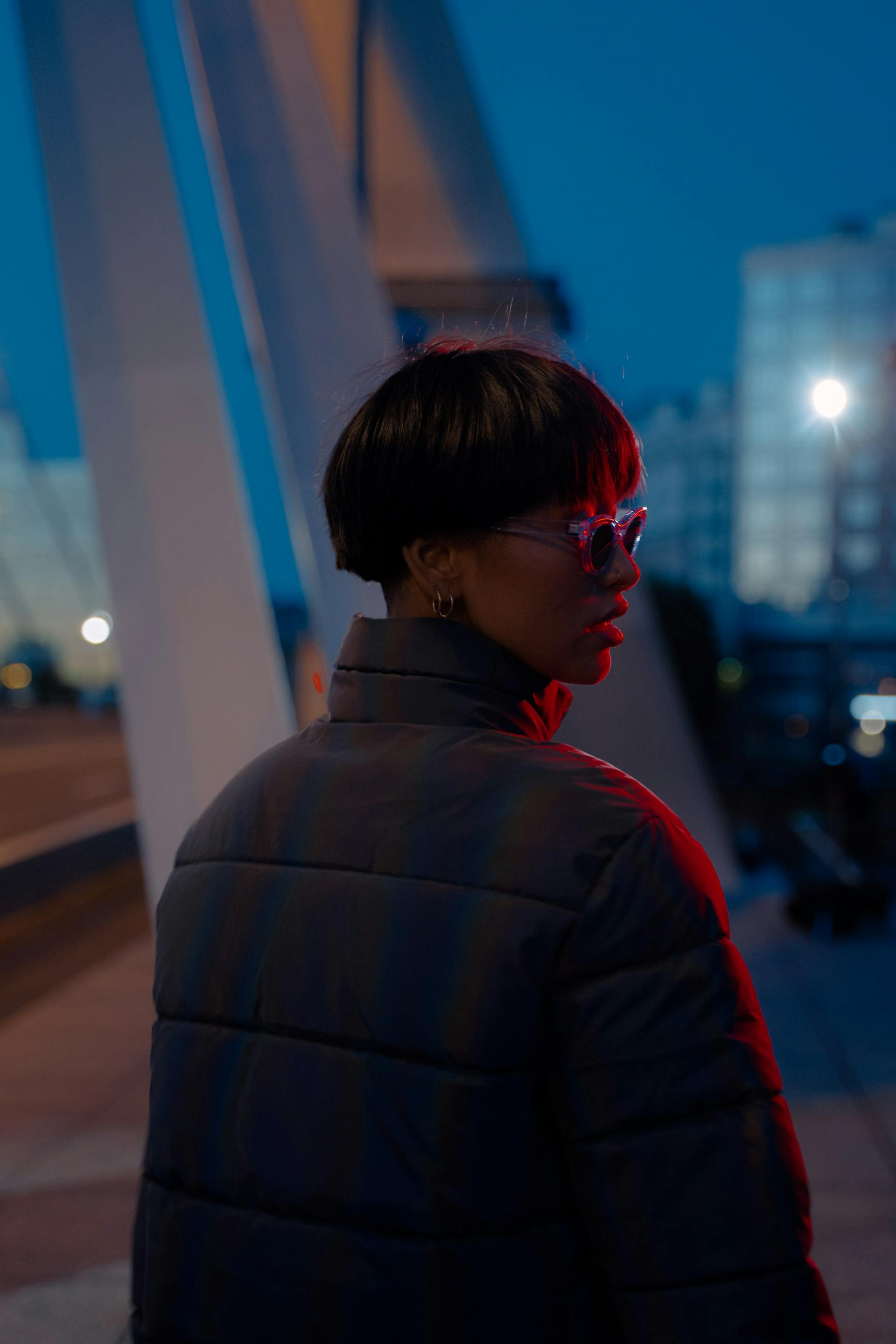 A woman looking over her shoulder | Source: Pexels