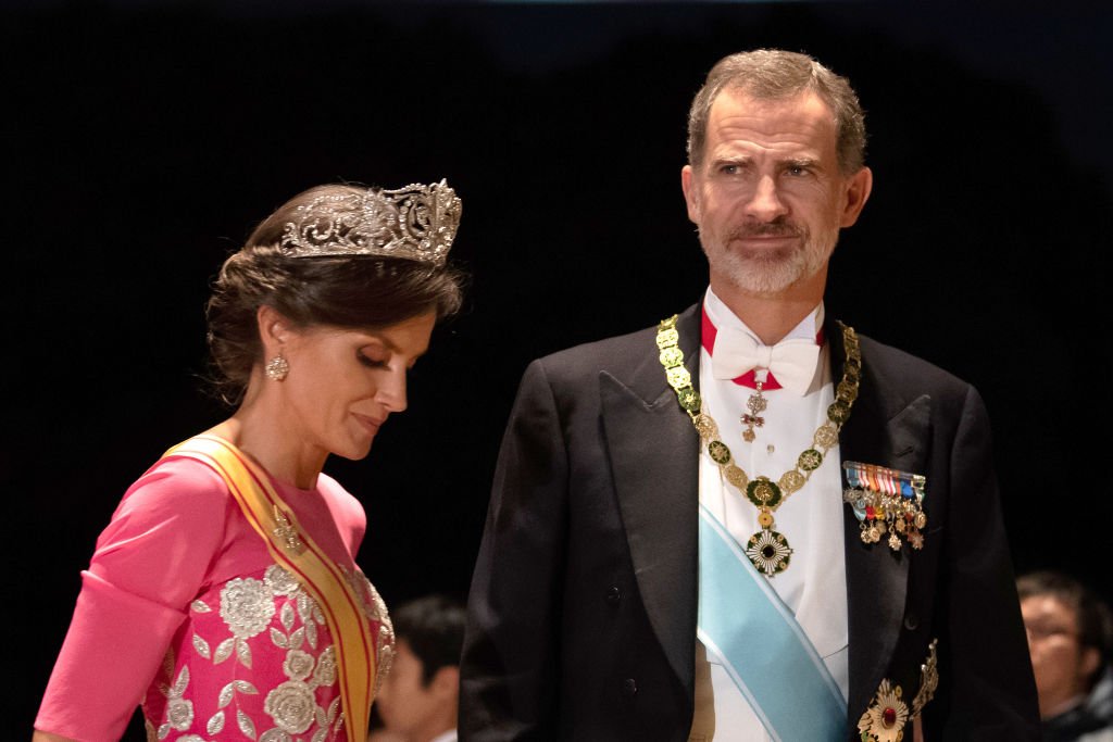 La reina Letizia y el Rey Felipe llegando a la cena de gala en honor al emperador Nahurito. | Foto: Getty Images
