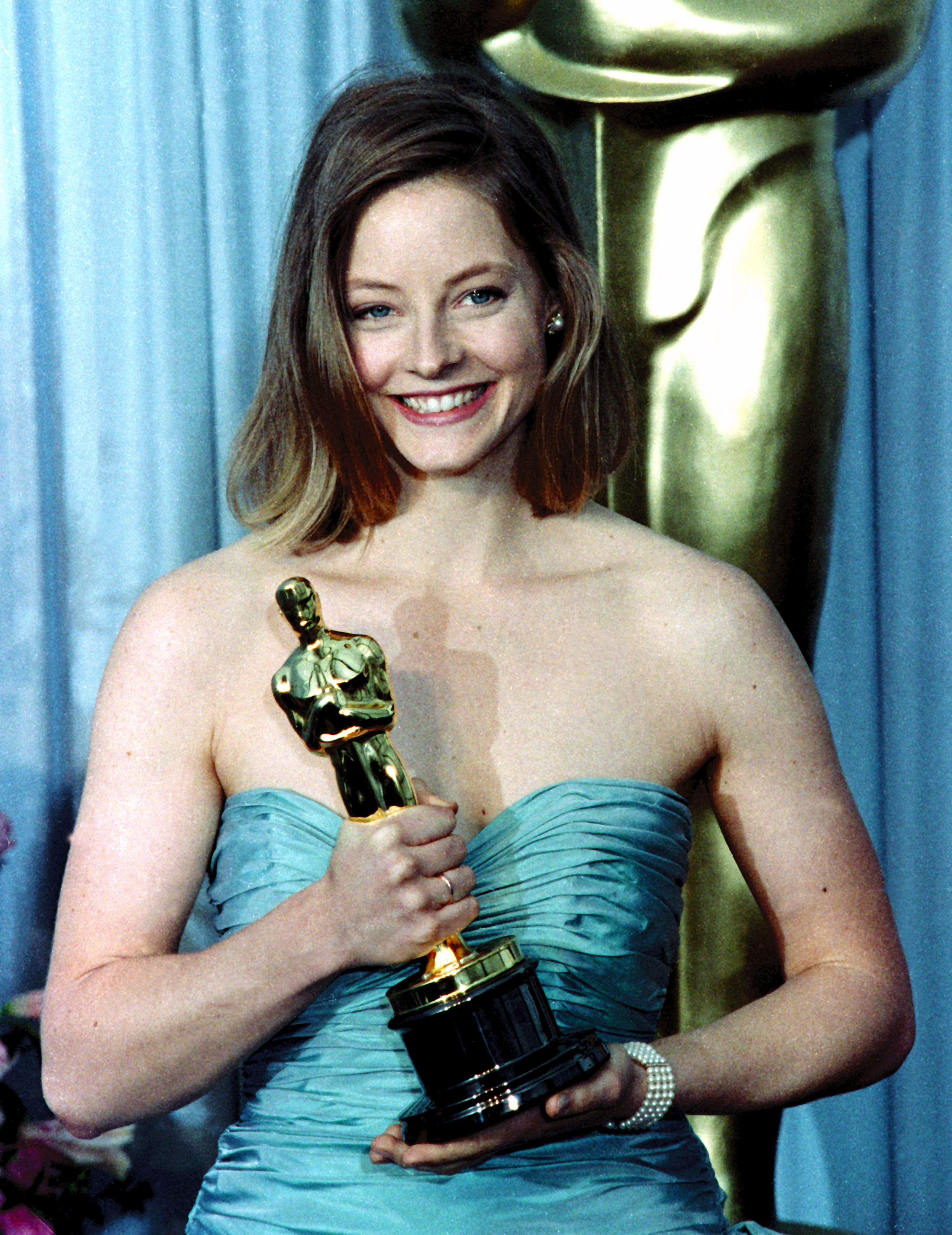 Jodie Foster backstage at the Academy Awards after winning the Best Actress category in Los Angeles, 1989 | Source: Getty Images