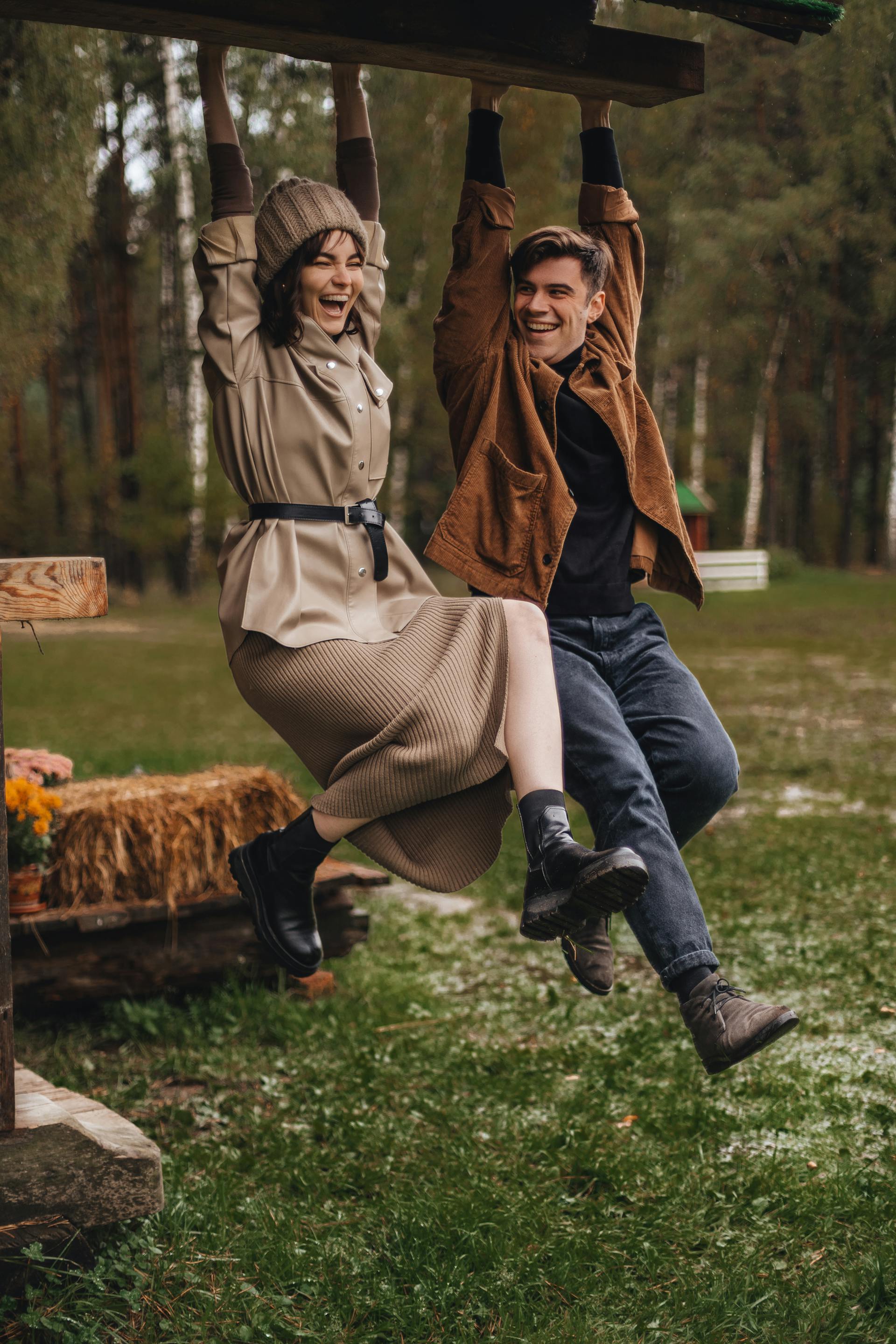 A man and woman hanging from a roof | Source: Pexels
