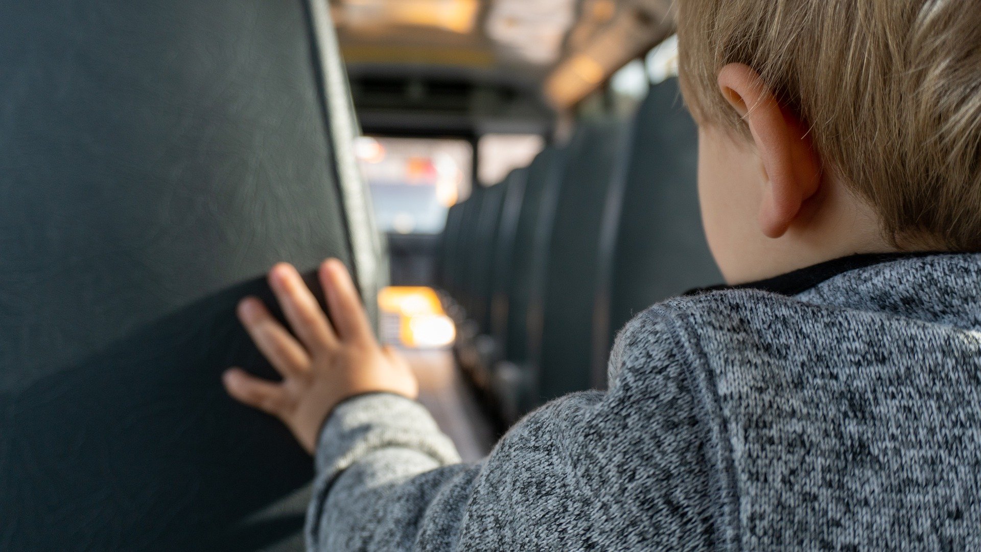 Niño mirando hacia el frente de un autobús desde el asiento trasero del vehículo. | Foto: Pixabay