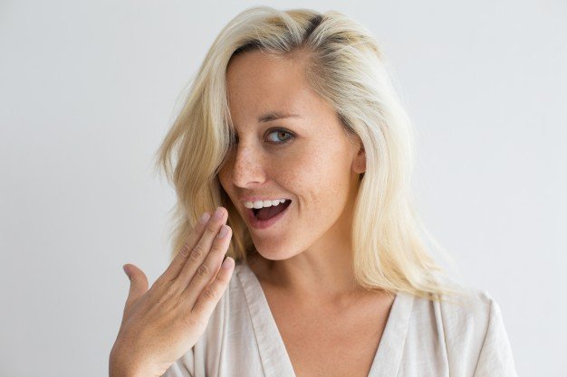 Une femme blonde qui rit. l Source: Shutterstock