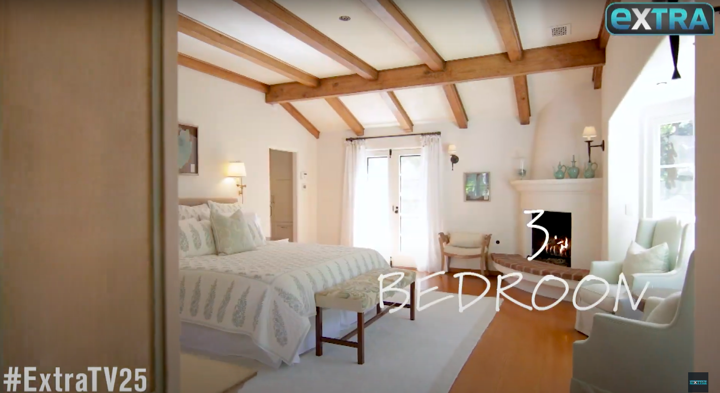 A view of one of the bedrooms inside the main house of Jeff Bridges' former home, posted on August 17, 2019 | Source: YouTube/extratv