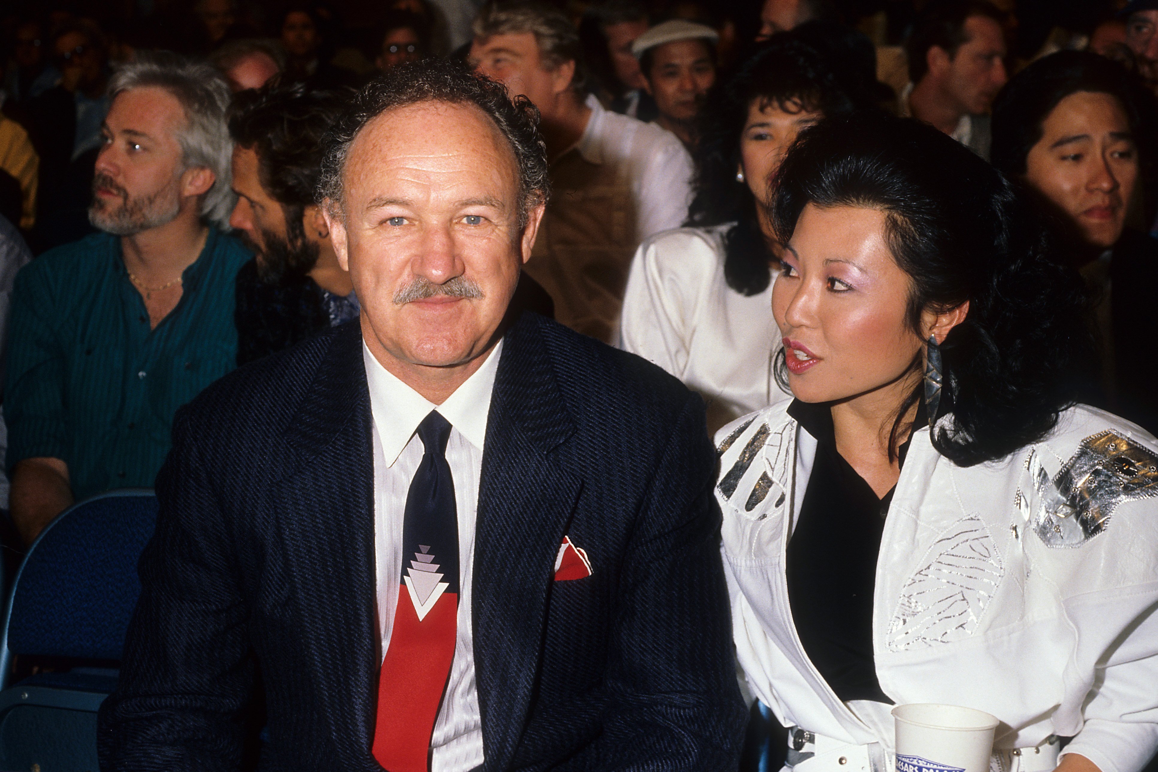 Gene Hackman and wife Betsy Arakawa pose for a portrait in 1986 in Los Angeles, California | Source: Getty Images 