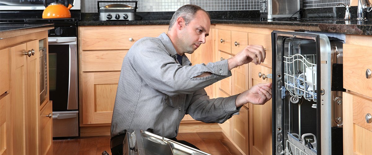 Un homme qui répare quelques choses. | Photo : Shutterstock