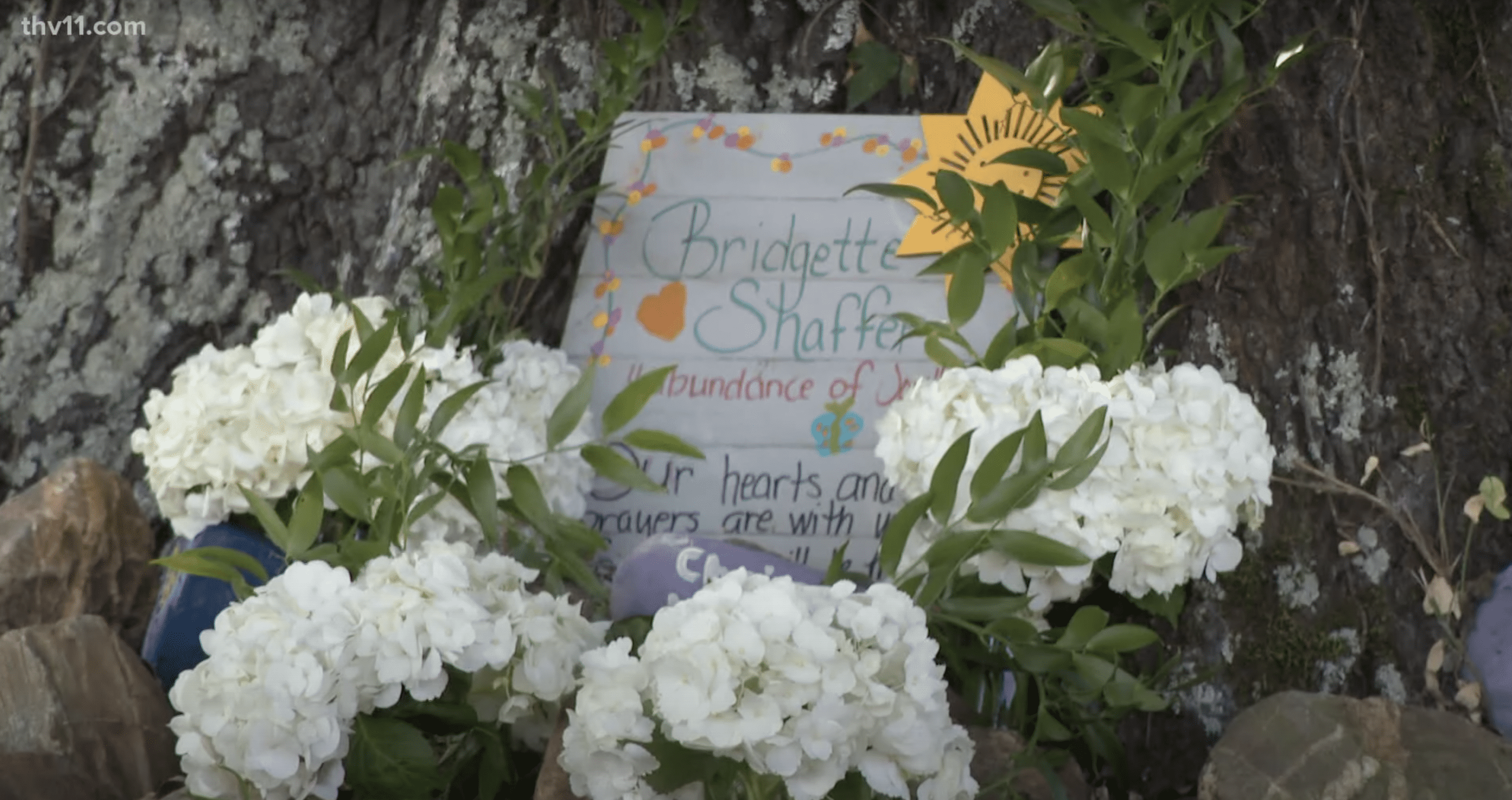 White flowers are placed in remembrance of little Bridgette. | Source: YouTube.com/THV11
