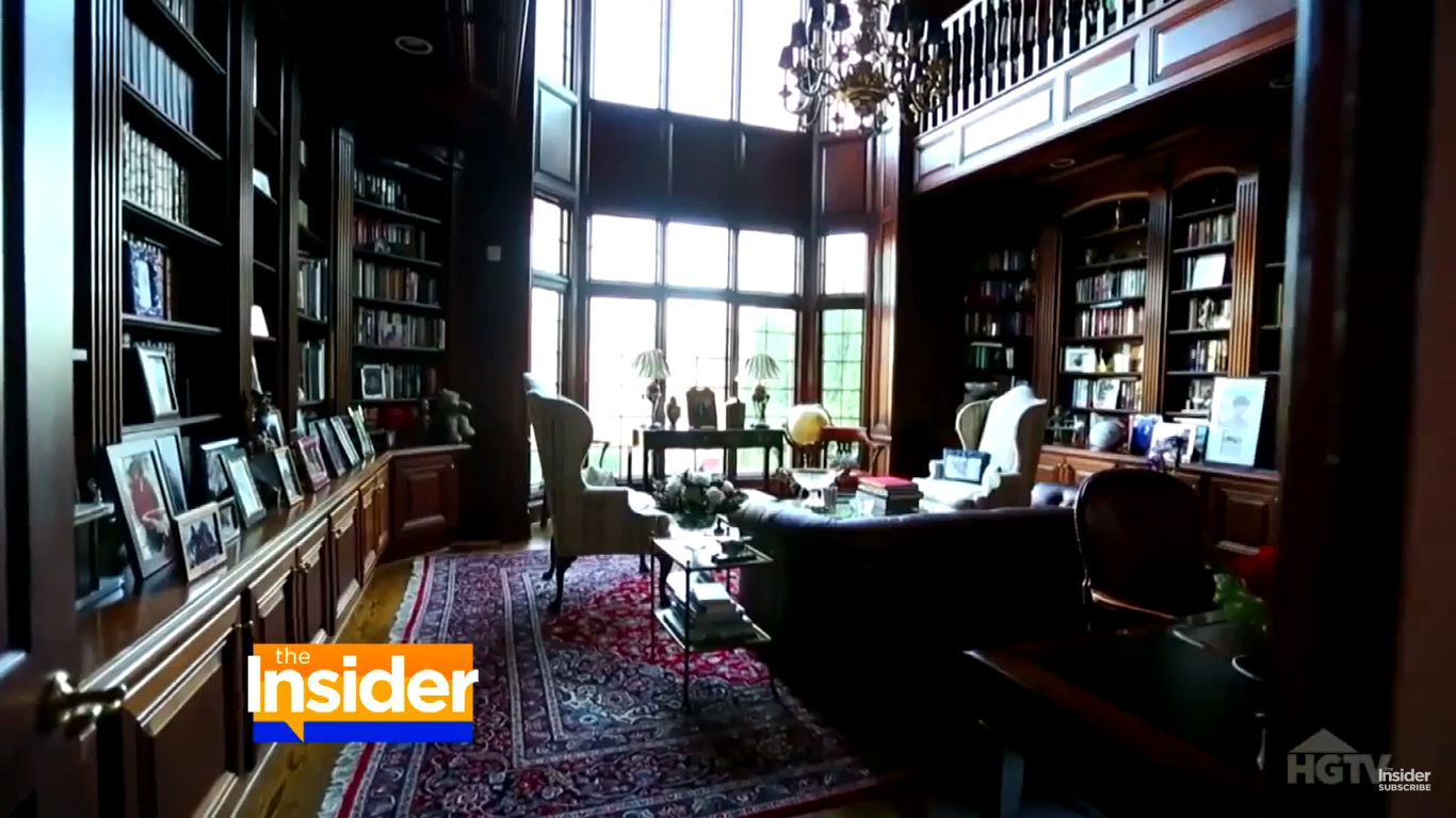 A library inside Robert Altman and Lynda Carter's estate in Potomac, Maryland | Source: YouTube/TheInsider