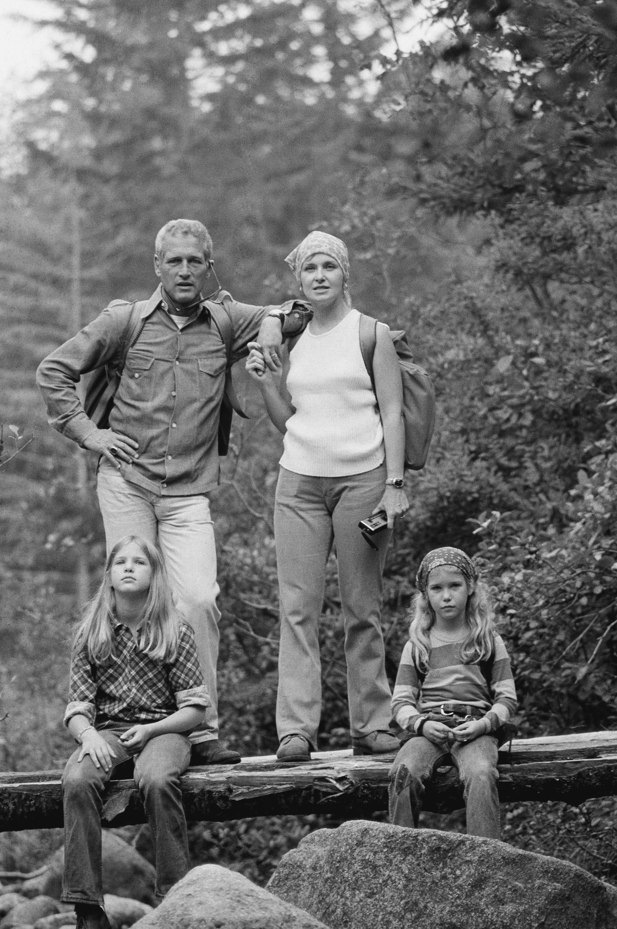 Paul Newman, actress Joanne Woodward with daughters Melissa 'Lissy' Newman and Claire 'Clea' Newman on December 02, 1974 | Source: Getty Images