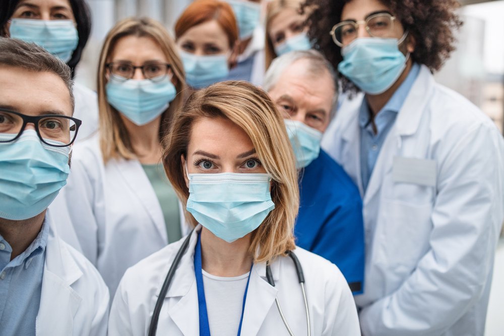 Grupo de doctores usando mascarilla. I Foto: Shutterstock