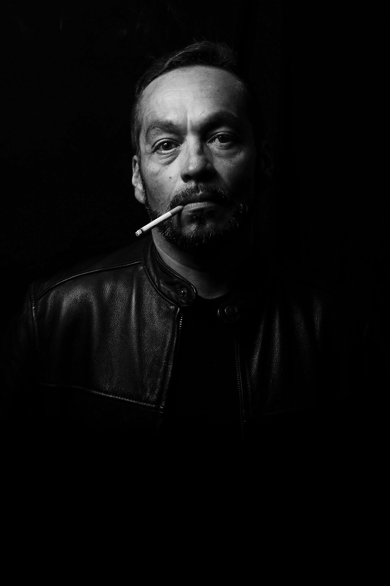 Hombre con cigarrillo | Foto: Pixabay