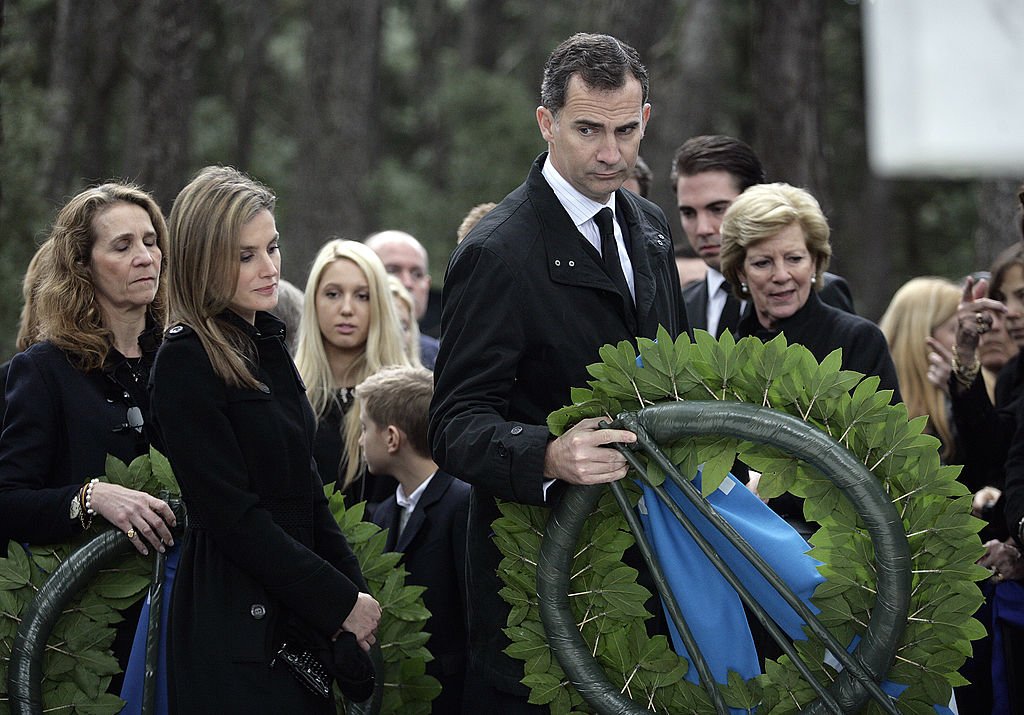 Don Felipe y doña Letizia en el servicio conmemorativo del 50 aniversario luctuoso del rey Pablo I de Grecia, el 6 de marzo de 2014 en Atenas. | Foto: Getty Images
