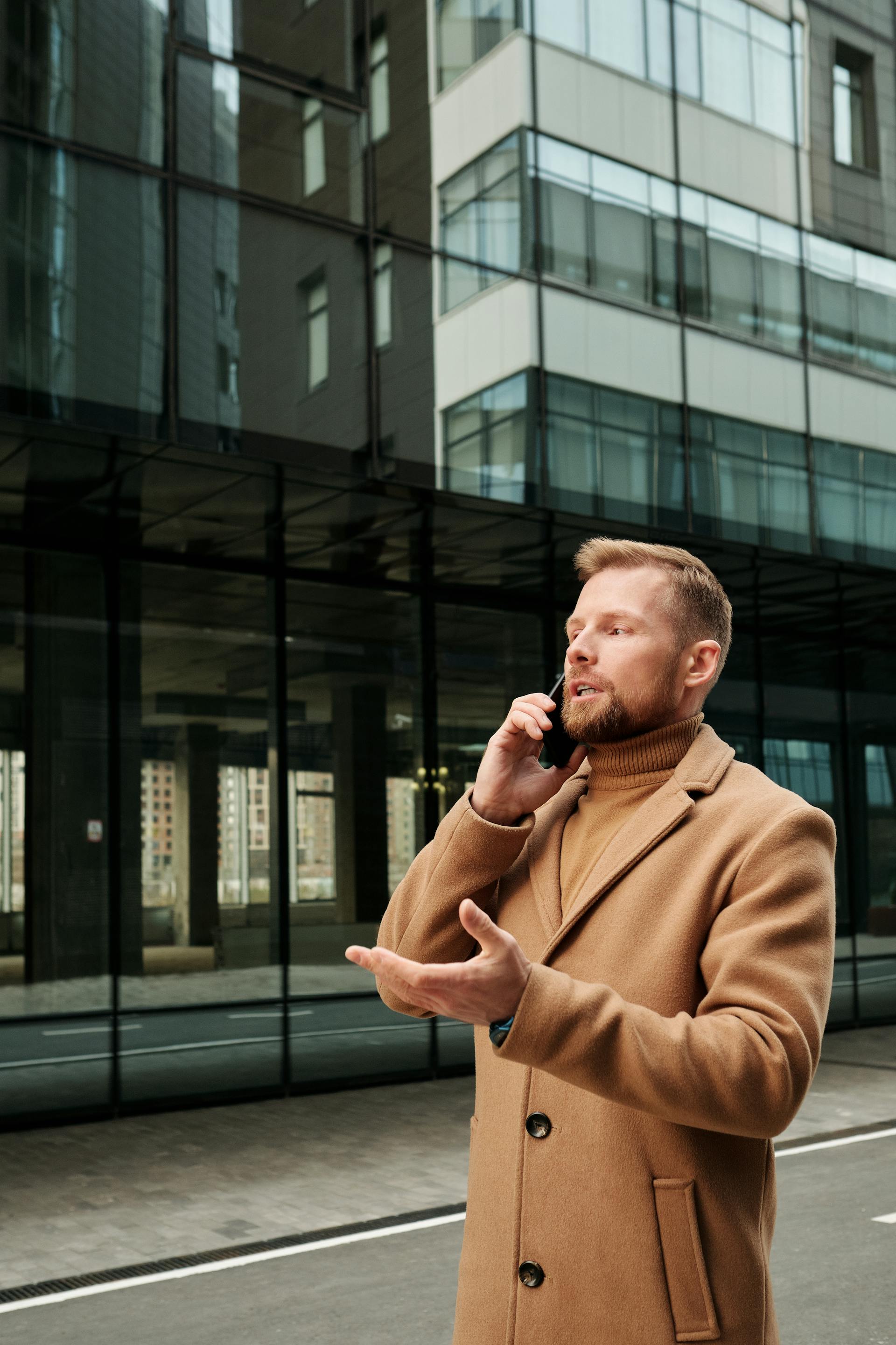 A man talking on the phone | Source: Pexels