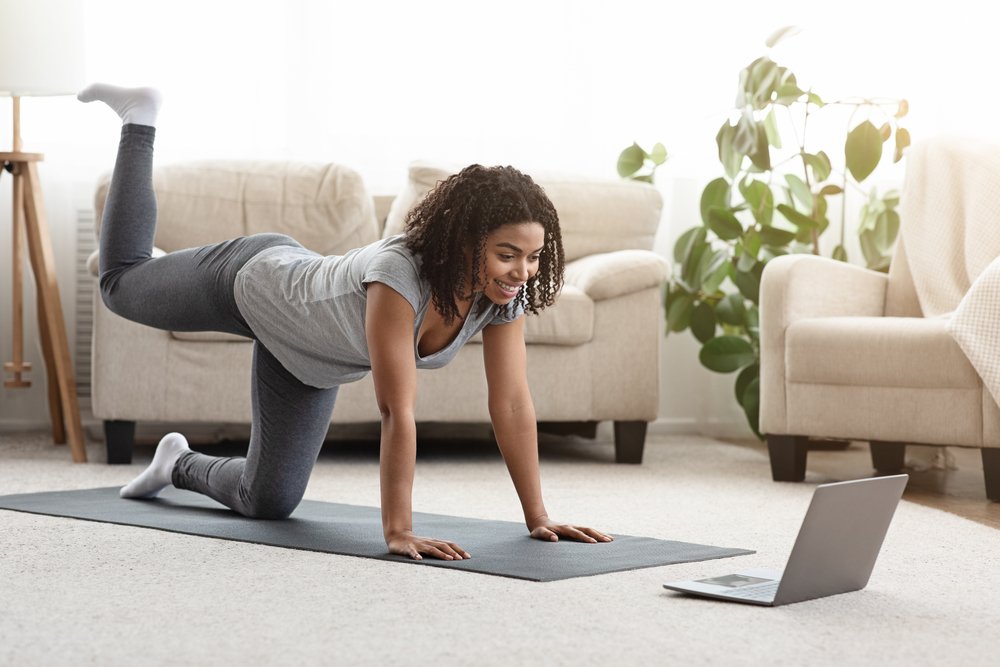Modelo haciendo ejercicio con un tutorial. | Foto: Shutterstock