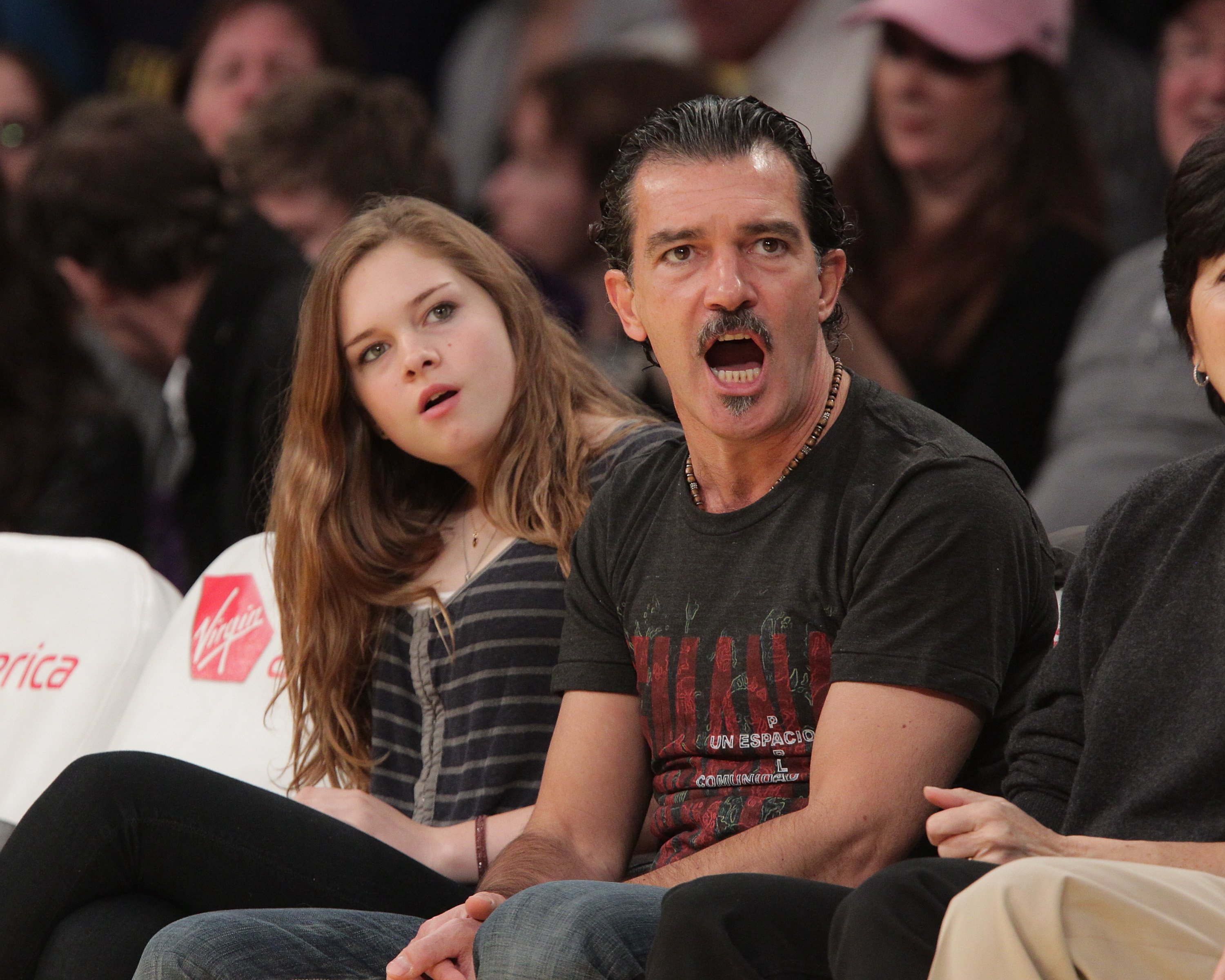 Antonio Banderas (der) y Stella del Carmen Bandera Griffith asisten a juego de baloncesto de los Lakers de Los Ángeles en el Centro Staples de LA, California, en marzo de 2011 || Fuente: Getty Images Antonio Banderas (der) y Stella del Carmen Bandera Griffith asisten a juego de baloncesto de los Lakers de Los Ángeles en el Centro Staples de LA, California, en marzo de 2011 || Fuente: Getty Images