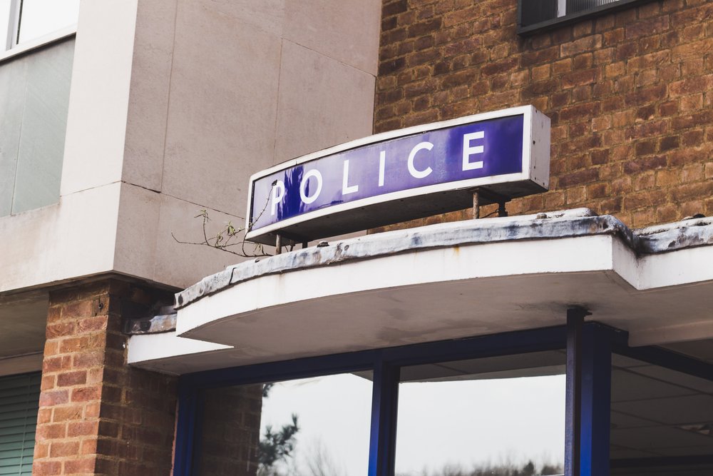 Image d'un bâtiment de commissariat de police. | Shutterstock