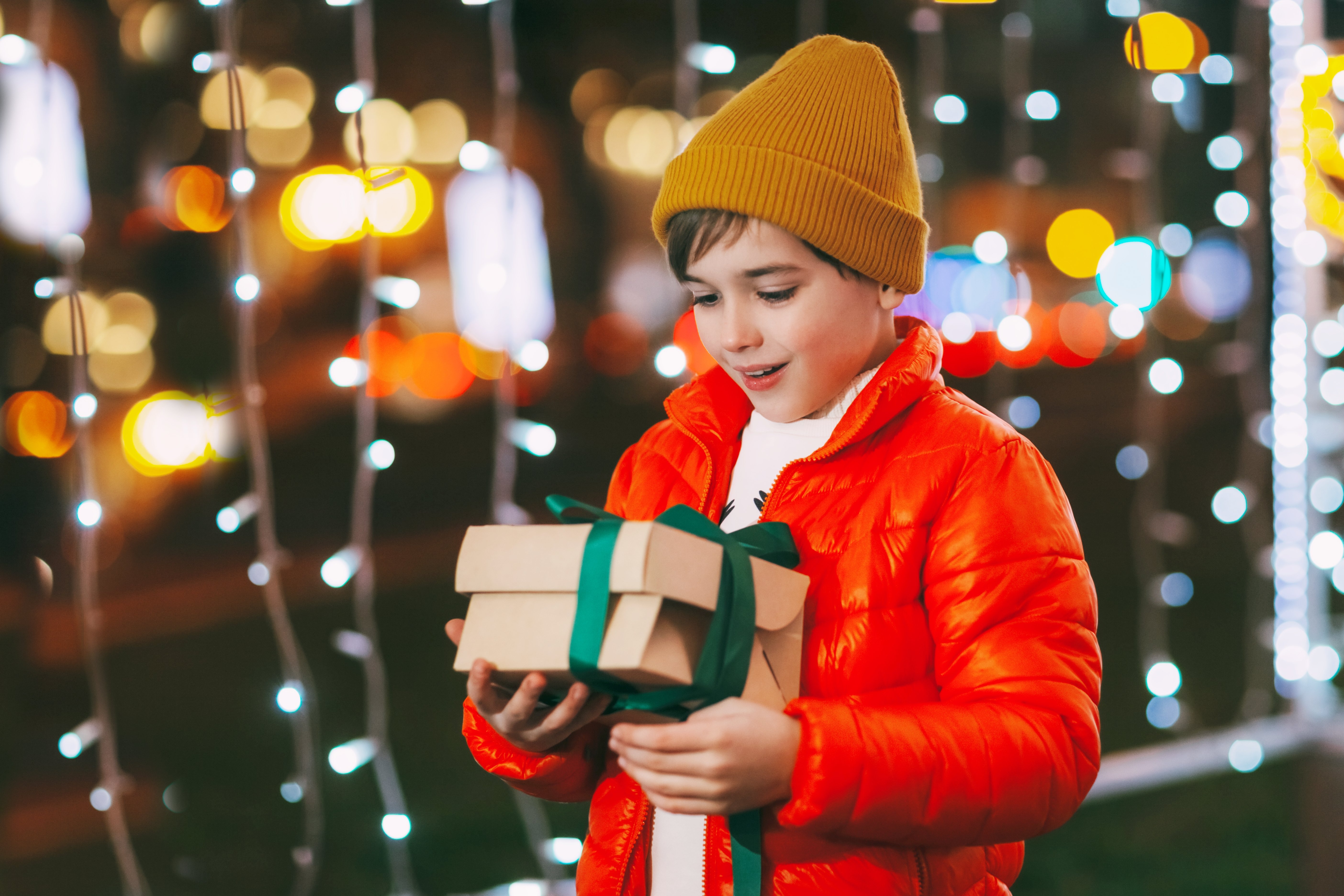 Niño sosteniendo regalo. | Foto: Shutterstock
