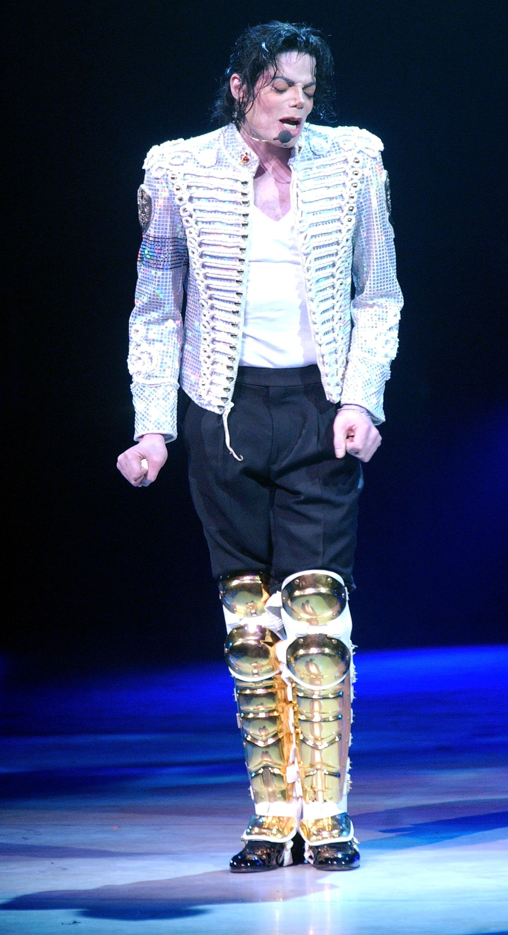 Michael Jackson performing at the Apollo Theatre in New York City. | Photo: Getty Images.