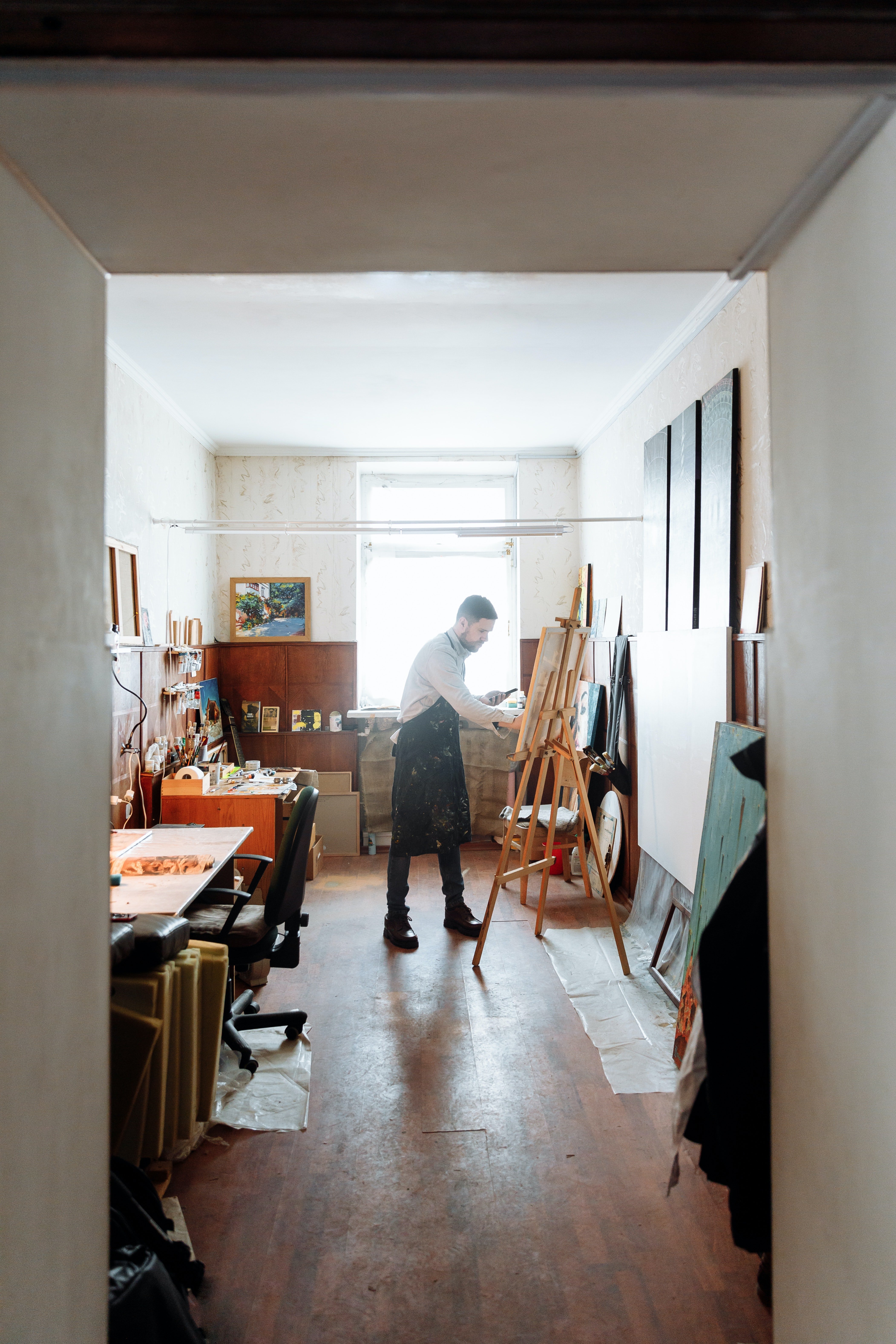 Anthony decided to give Anastasia a portrait of herself that he painted. | Photo: Pexels