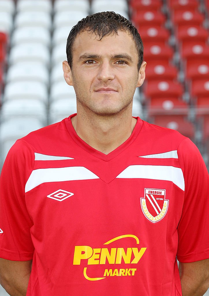 Emil Jula posiert während der Teampräsentation des FC Energie Cottbus im Stadion der Freundschaft am 14. Juli 2010 in Cottbus, Deutschland auf. (Foto von Matthias Kern / Bongarts ) | Quelle Getty Images) Emil Jula posiert während der Teampräsentation des FC Energie Cottbus im Stadion der Freundschaft am 14. Juli 2010 in Cottbus, Deutschland auf. (Foto von Matthias Kern / Bongarts ) | Quelle Getty Images)