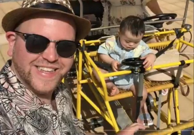 Ben Carpenter en el parque con uno de sus niños. | Foto: YouTube/Panax Center Ben Carpenter en el parque con uno de sus niños. | Foto: YouTube/Panax Center