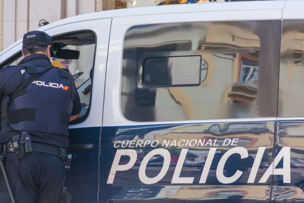 Oficial y vehículo de la Policía Nacional de España. | Foto: Shutterstock
