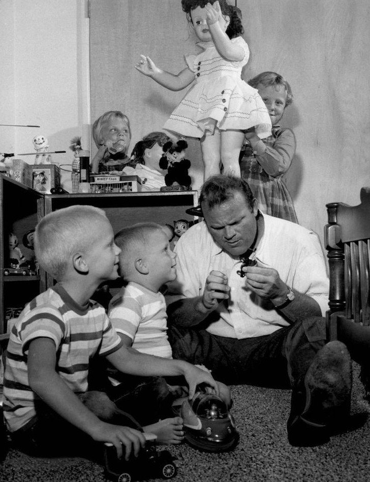 Dan Blocker con sus cuatro hijos, circa 1960 | Foto: Wikimedia Commons Dan Blocker con sus cuatro hijos, circa 1960 | Foto: Wikimedia Commons