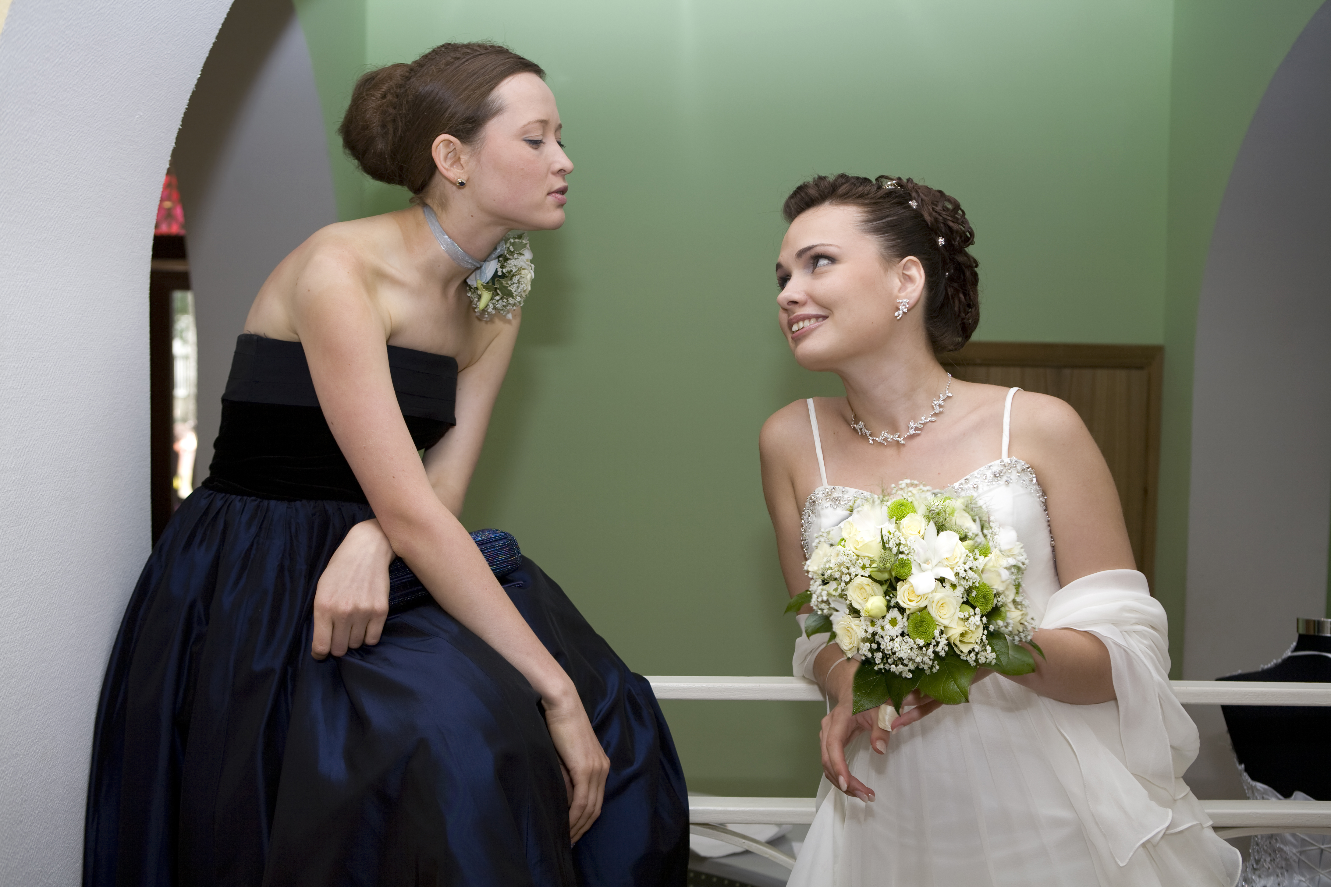 A bride and maid of honor | Source: Shutterstock