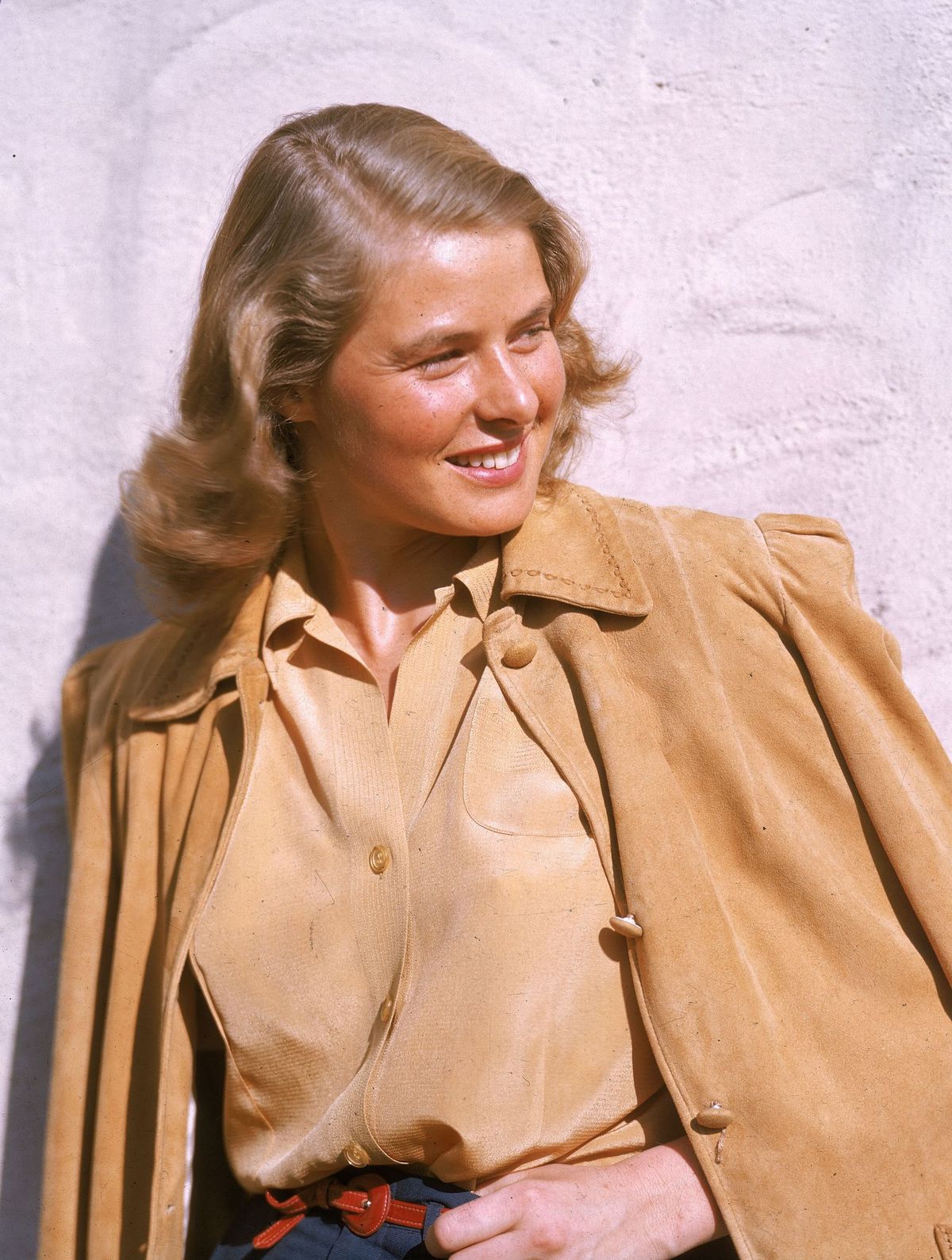 Ingrid Bergman smiles as she poses outdoors, wearing a tan leather jacket, circa on January 01, 1945. | Photo: Getty Images