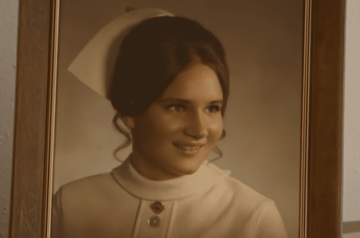 Lynn Bartos when she was still working as a nurse many years ago. | Source: youtube.com/CBS Evening News