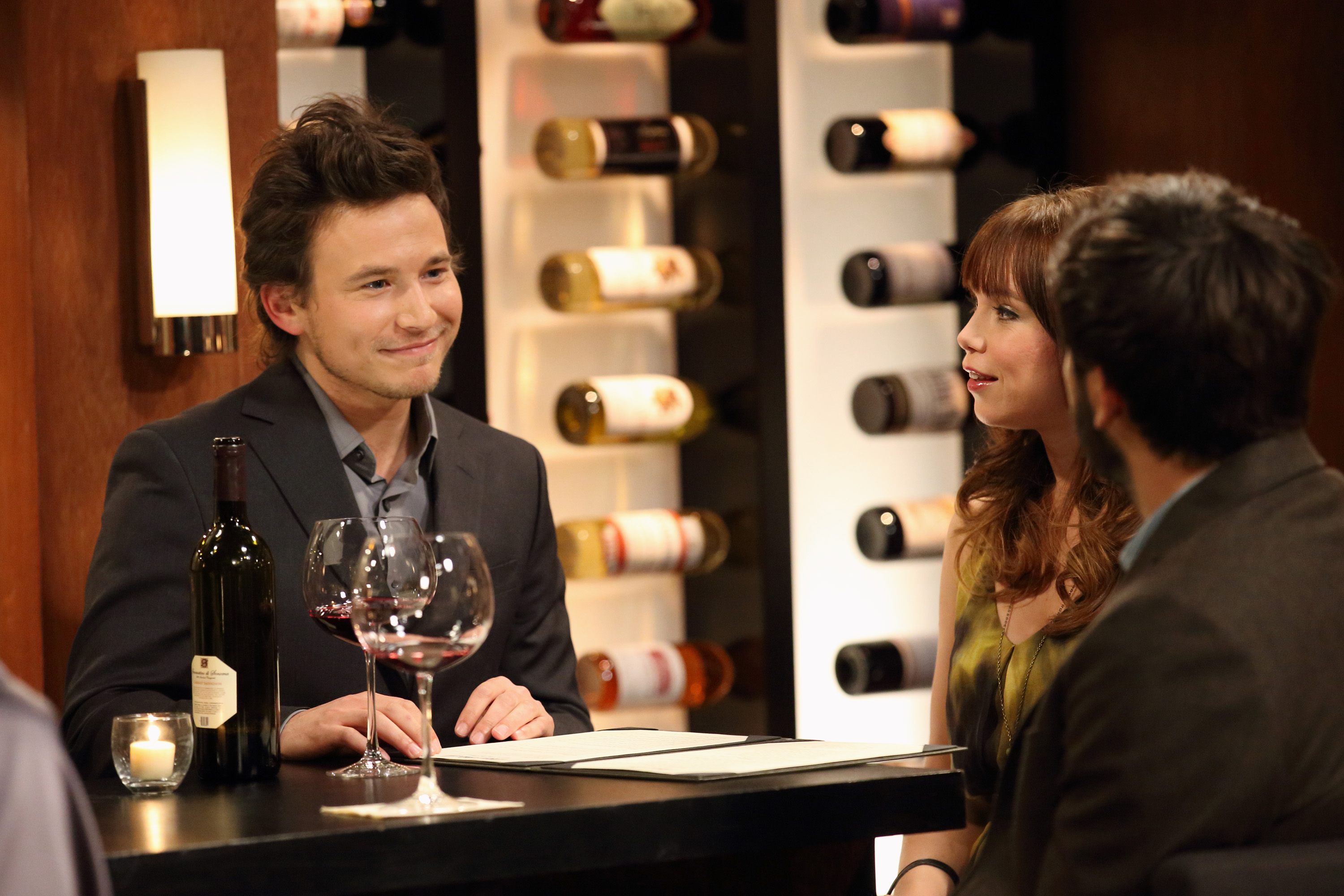 Jonathan Taylor Thomas, Amanda Fuller, and Jordan Masterson on the set of "Last Man Standing," 2013 | Source : Getty Images