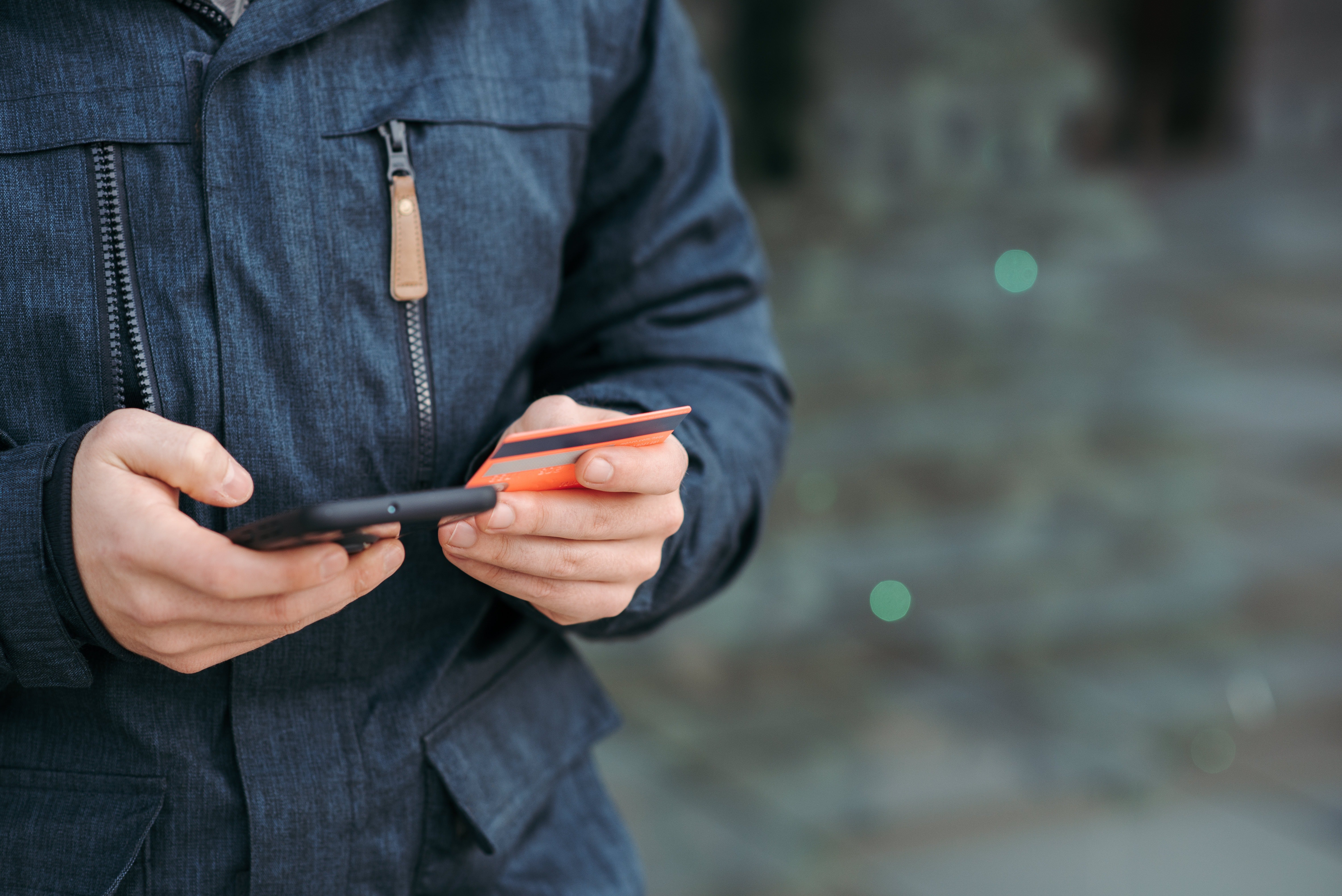 OP uses his grandma's card to shop online | Photo: Pexels