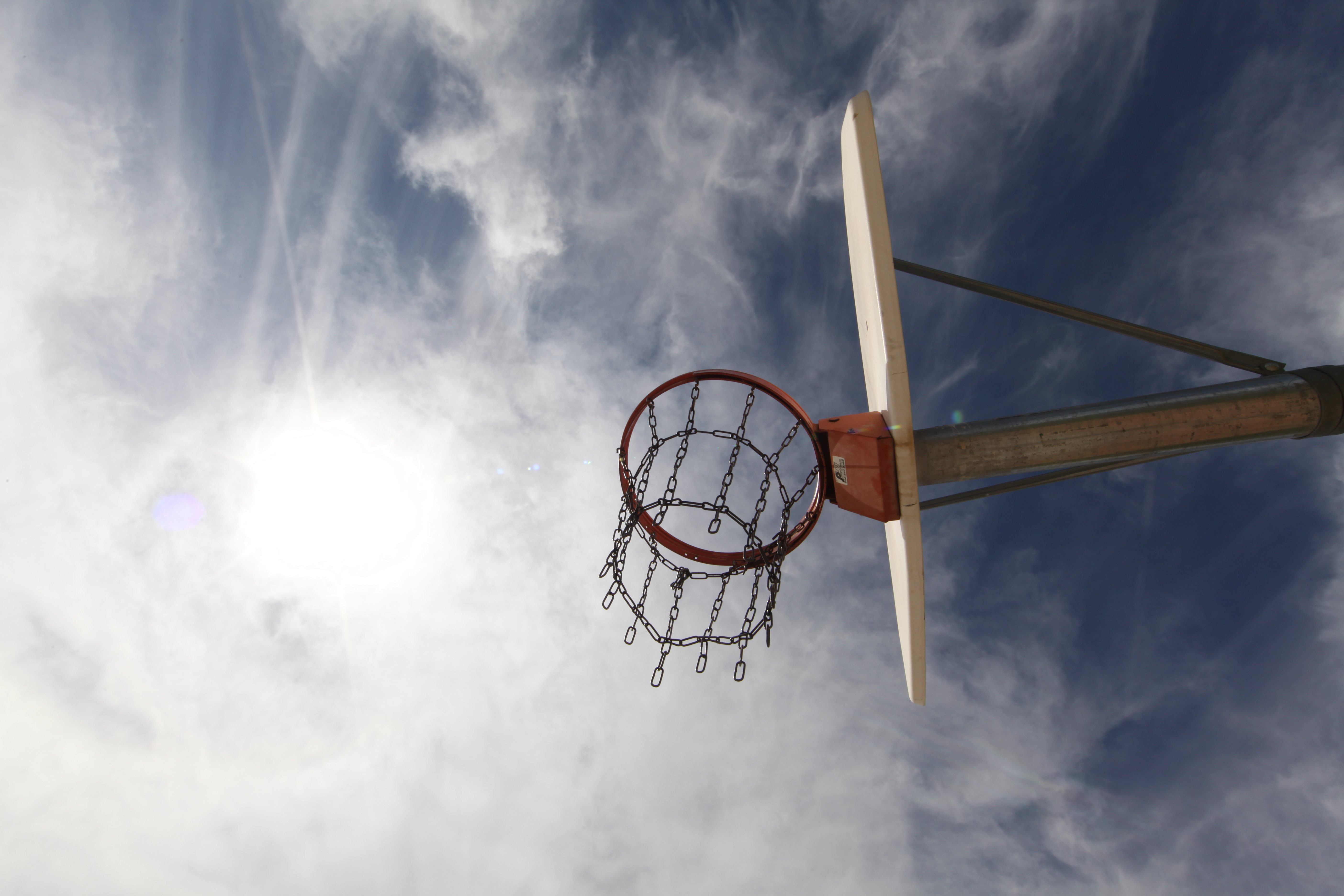 A basketball hoop in a court. | Source: Pexels