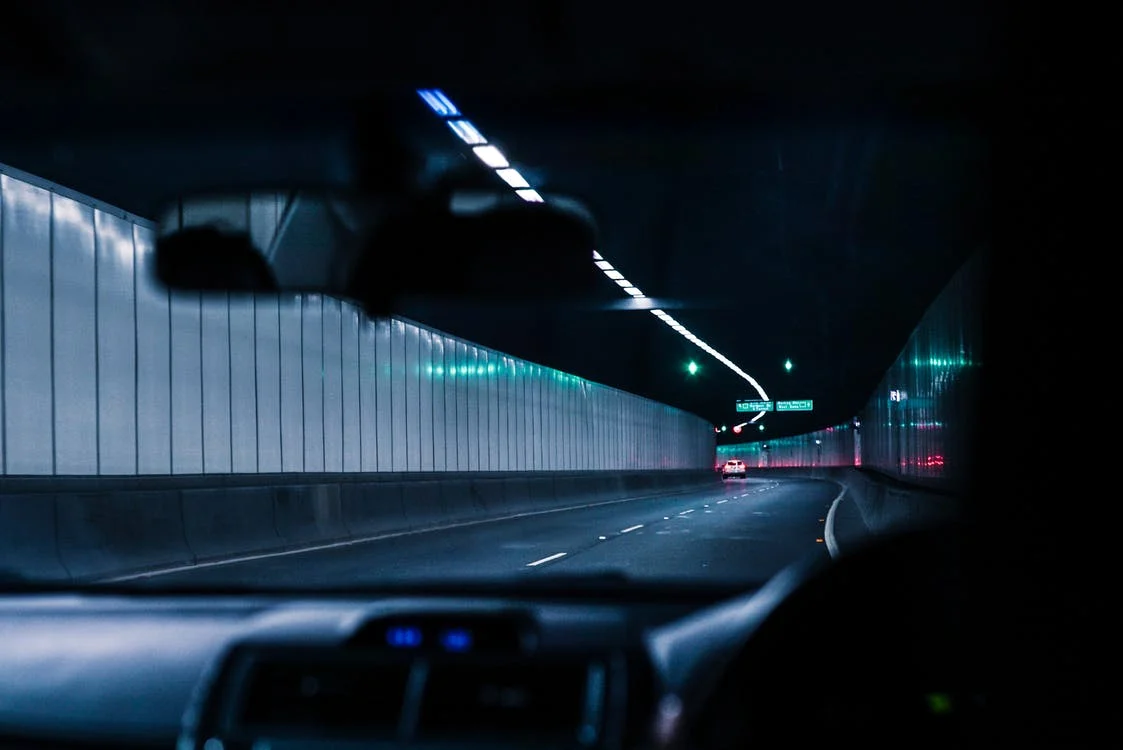 Una persona conduciendo un vehículo a través de un túnel. | Foto: Pexels