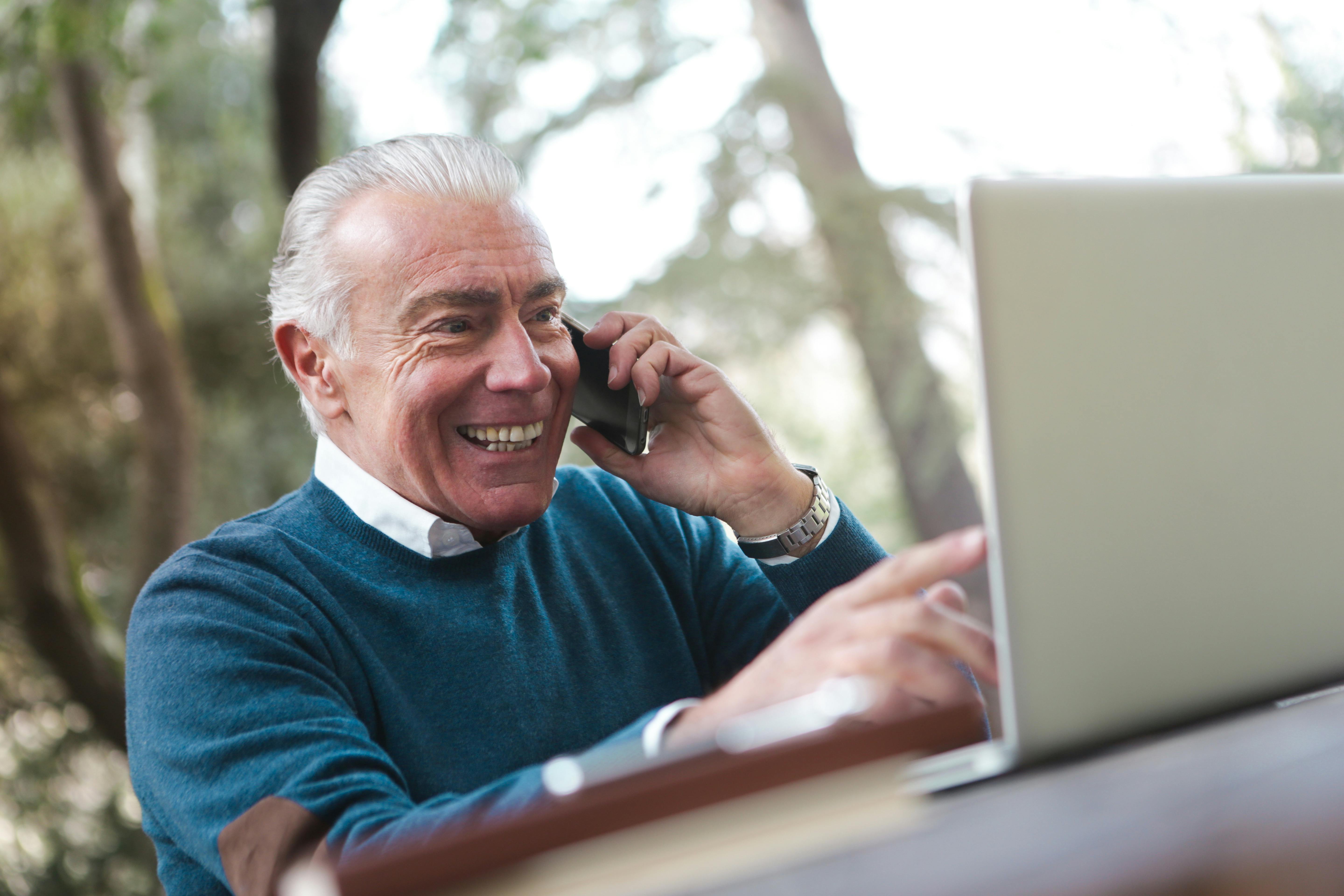 A senior man on call | Source: Pexels