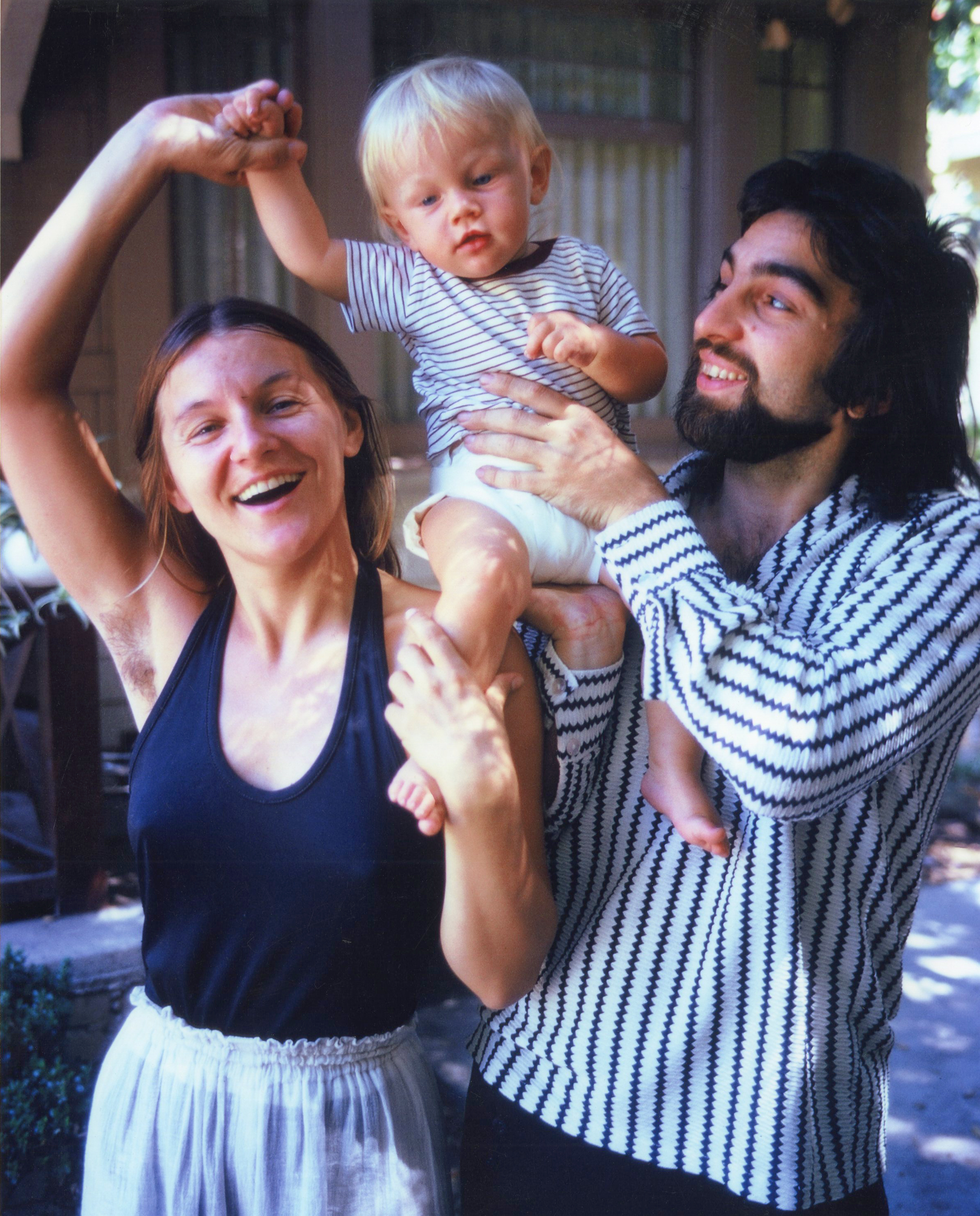 Leornado DiCaprio with his parents posing outside their home in Hollywood, California, circa 1976 | Source: Getty Images