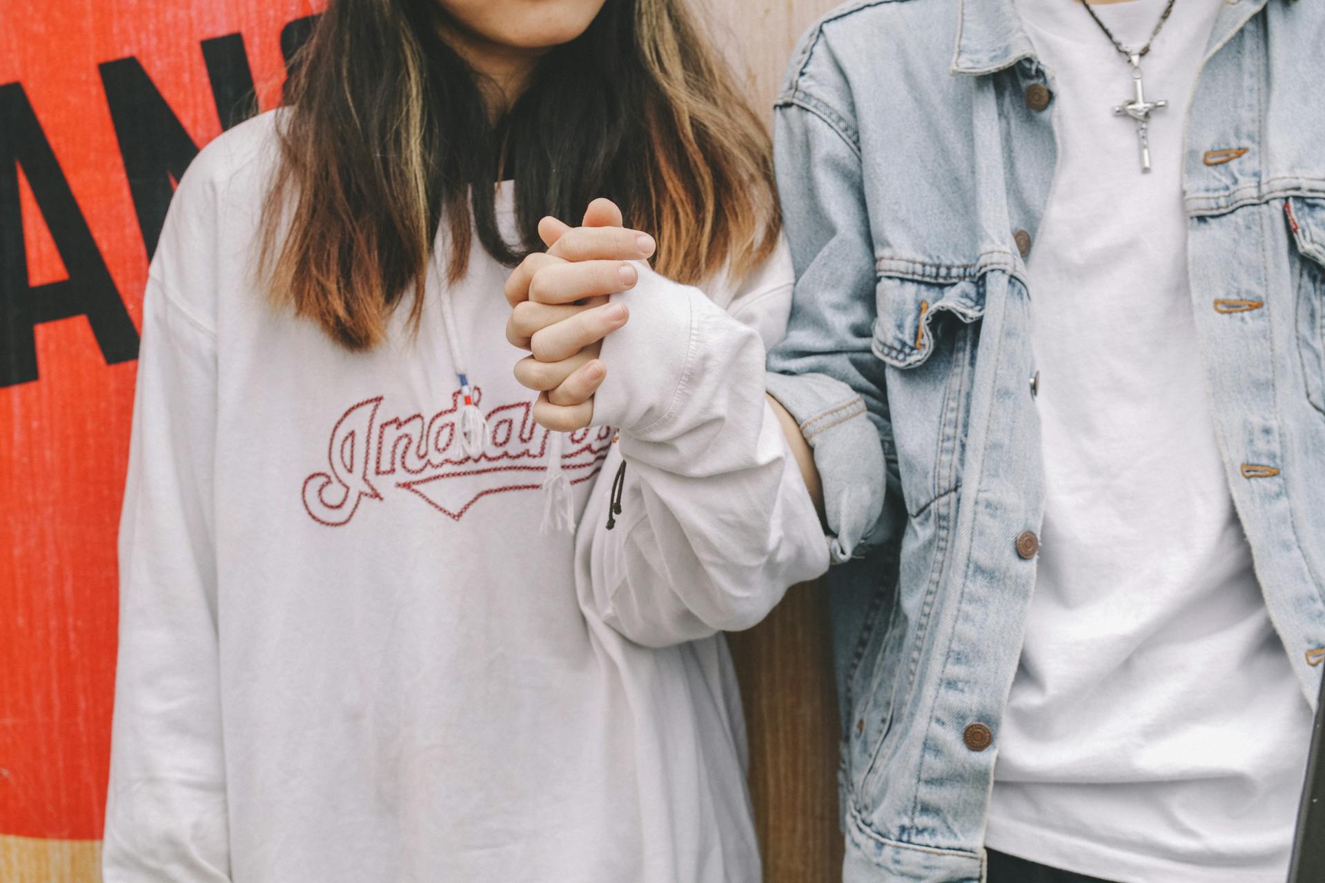 A young teenage couple | Source: Pexels