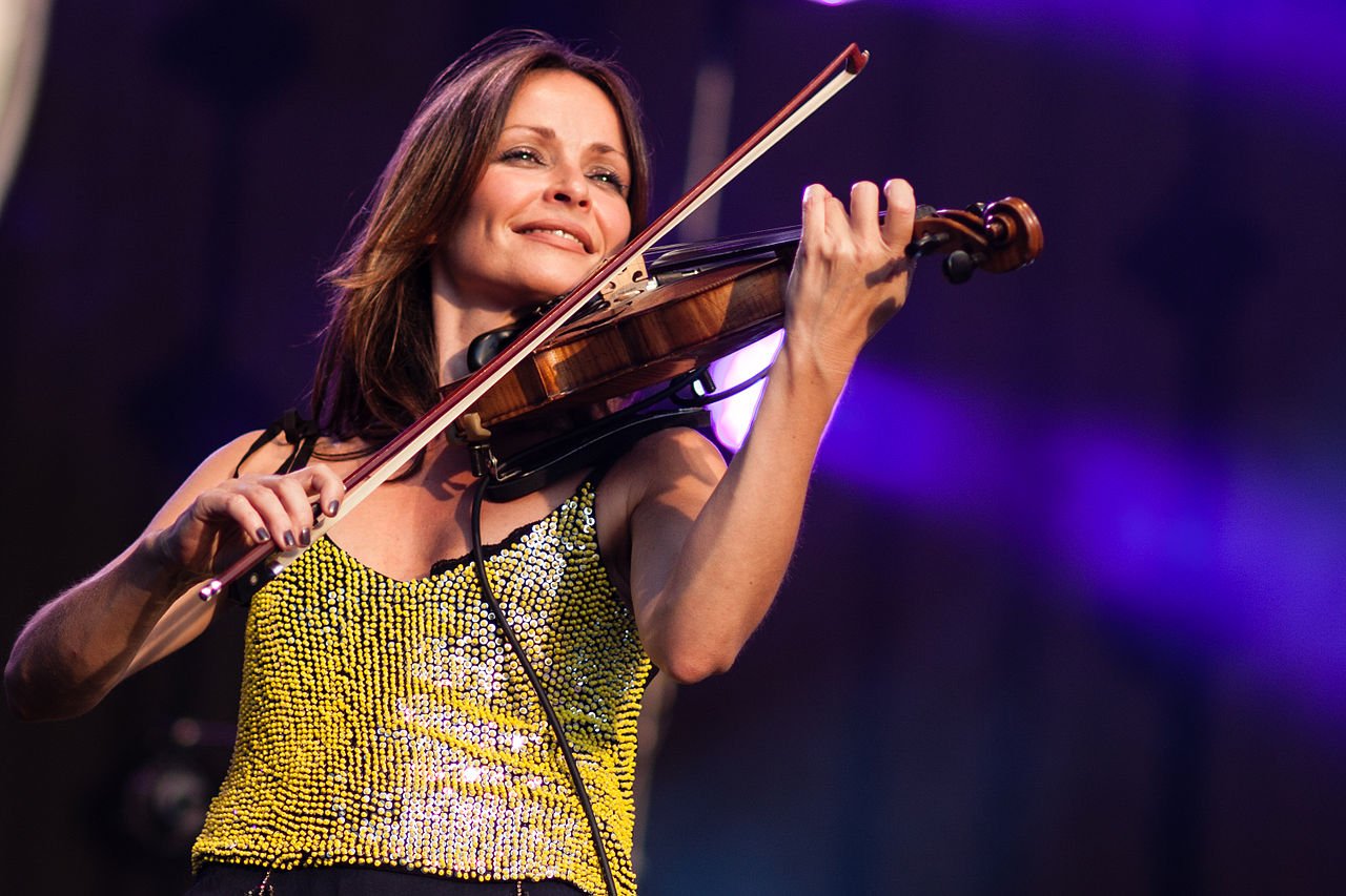 La cantante y violinista irlandesa Sharon Corr, exesposa de Robert Gavin Bonnard, durante un concierto en Bruselas en 2012. | Foto: Wikipedia La cantante y violinista irlandesa Sharon Corr, exesposa de Robert Gavin Bonnard, durante un concierto en Bruselas en 2012. | Foto: Wikipedia