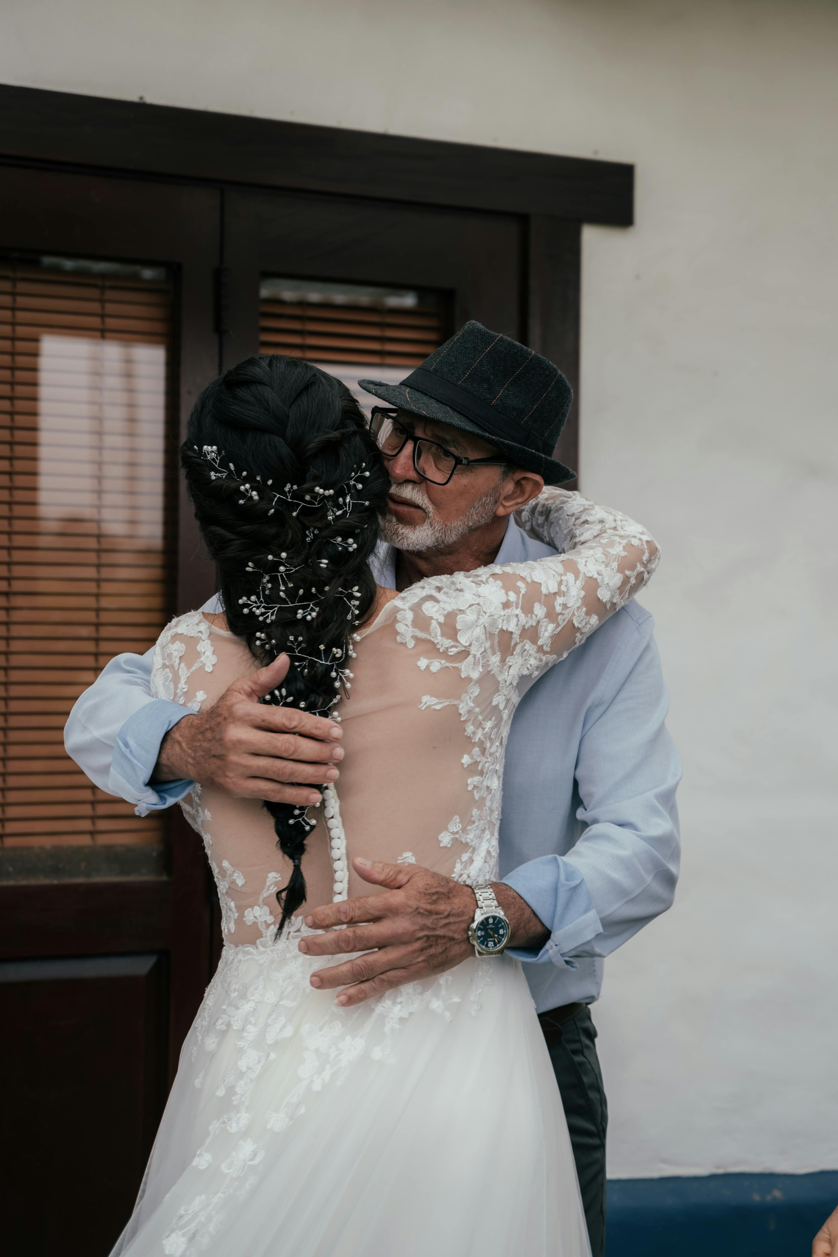 A father hugging her daughter | Source: Pexels