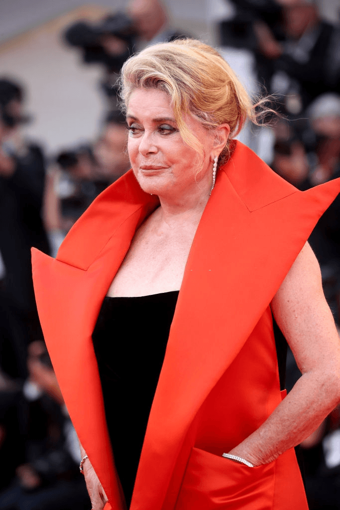 Catherine Deneuve sur le tapis rouge avant la cérémonie d'ouverture et la projection de "La vérité" lors de la 76ème édition du Festival du film de Venise à la Sala Grande le 28 août 2019 à Venise, Italie. | Sources : Getty Images