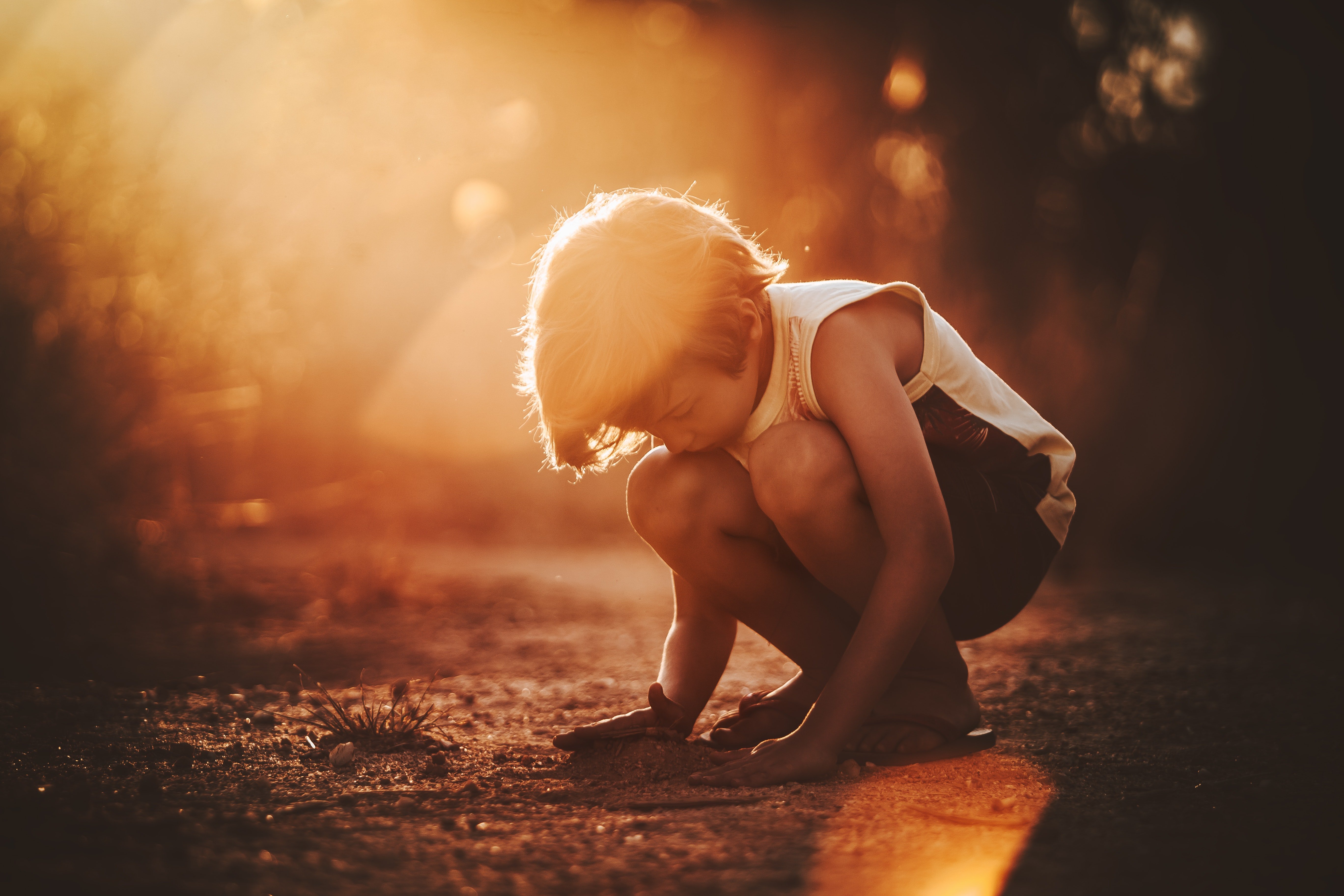 Niño jugando en la tierra. | Foto: Pexels